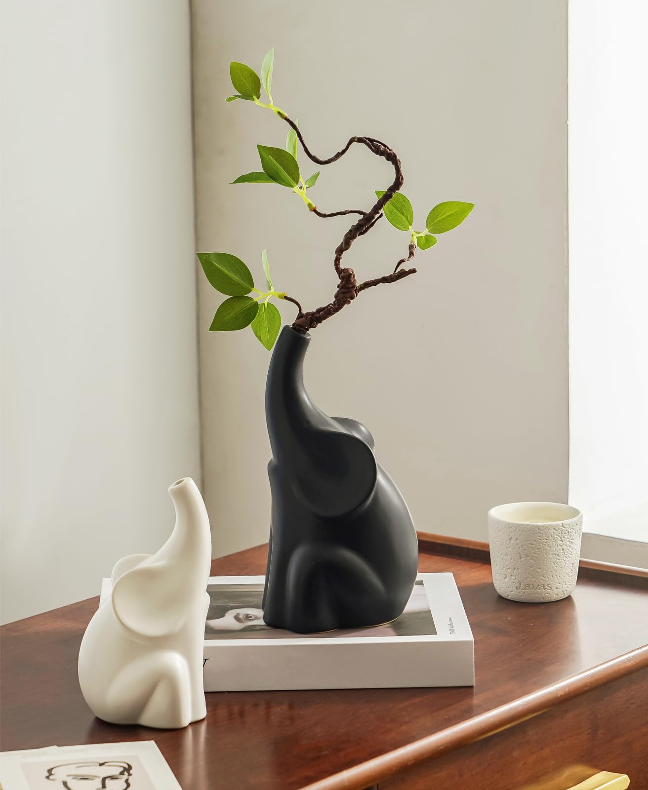 GZDDYUMYJX Loving Pair of Elephants,with Flower,Modern Ceramic Decor Statue,Good Luck Elephant,for Bookshelf Living Room Office Table Shelf Decorations.Gifts for Lover, Wife, Mother.