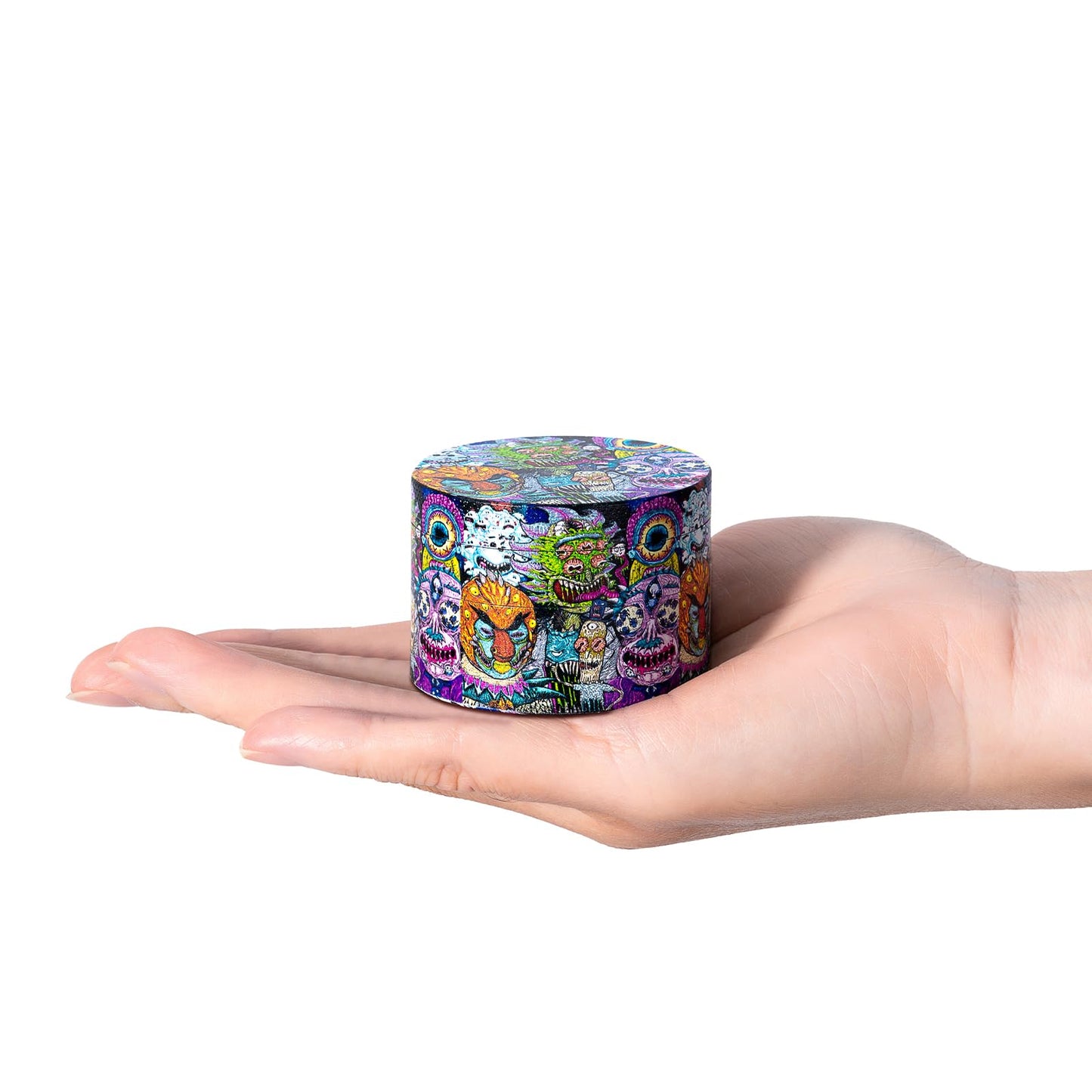 This pepper grinder features a street-style graffiti design and comes with a durable, fine-toothed mortar, perfect for grinding spices.