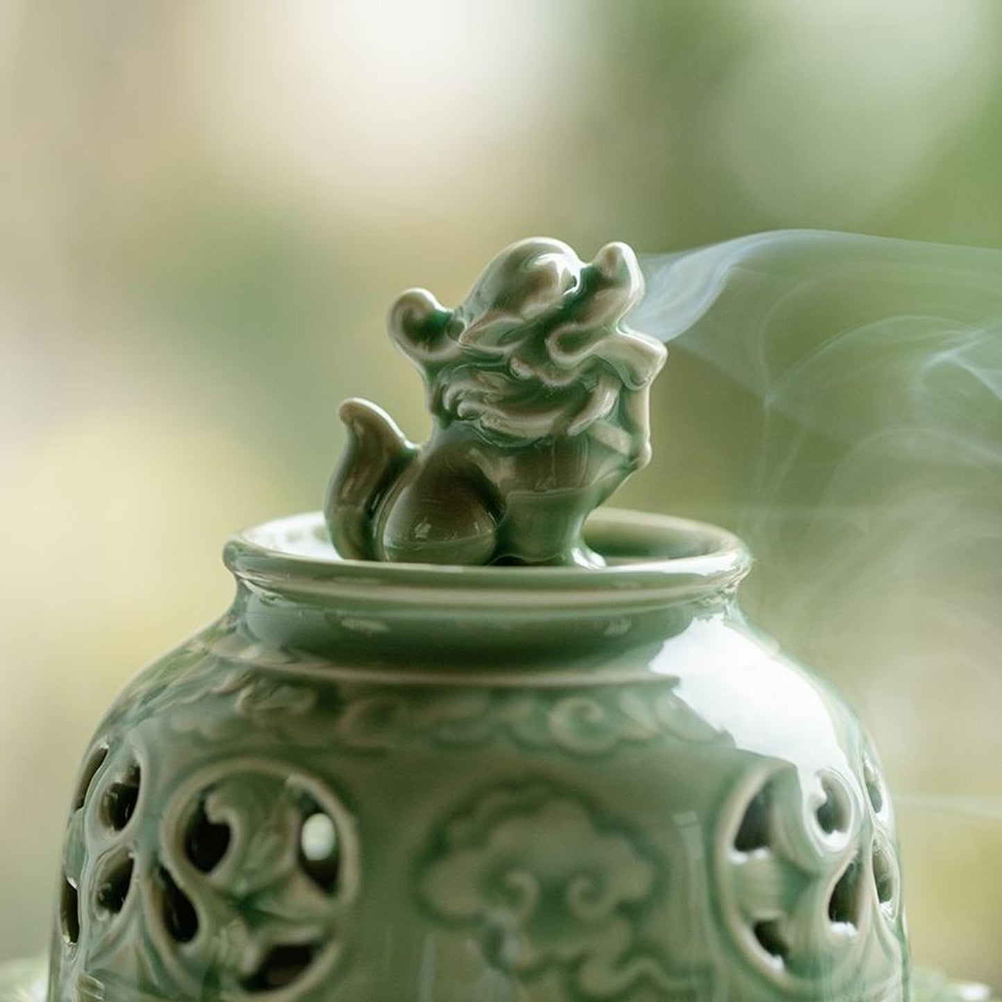 Zen-Style Incense Burner (Celadon), Ceramic Incense Holder Featuring a Lion Sculpture, Adorned with Cloud Patterns and a Buddha Light Decoration, Elegant Chinese Incense Burner for Home Décor (Green)