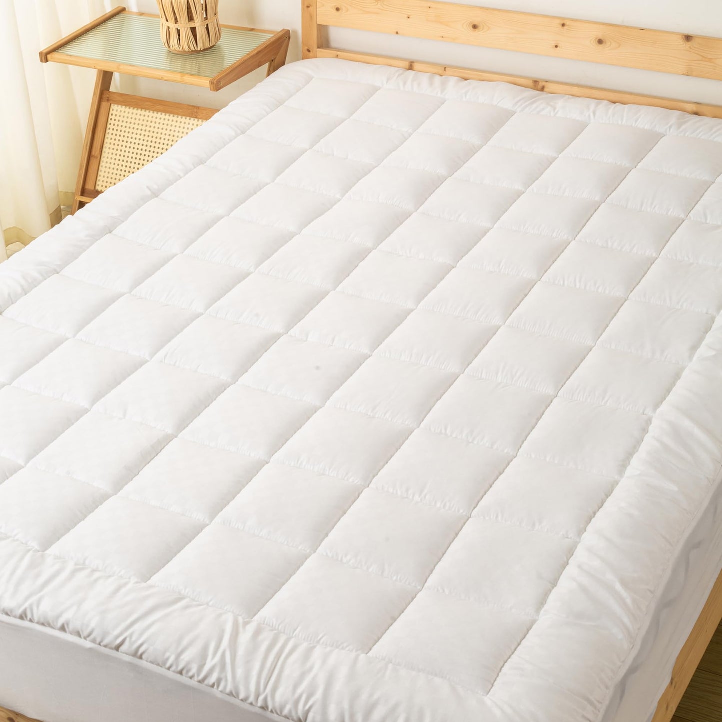 Nutan, Quilted Fitted Mattress Pad – Fitted Elastic Quilted Protector, Cover Stretches up to 18 Inches Deep Pocket - Machine Washable Topper, Twin, White