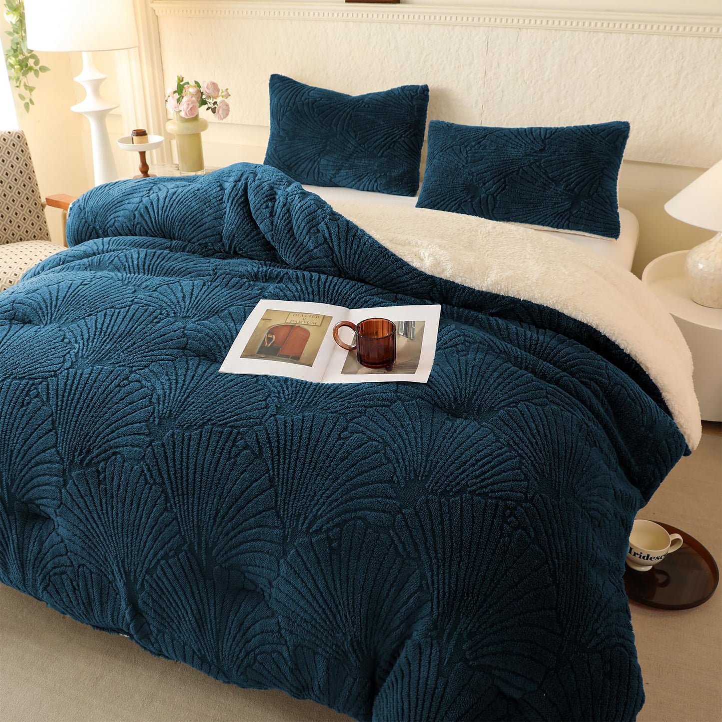 tohrisa Seashell Jacquard Sherpa Comforter Set Warm Cozy Premium Bedding 3 Pieces, King Size Geometric Pattern Quilt Comforter with 2 Pillowcases(104"X90" Dark Blue)