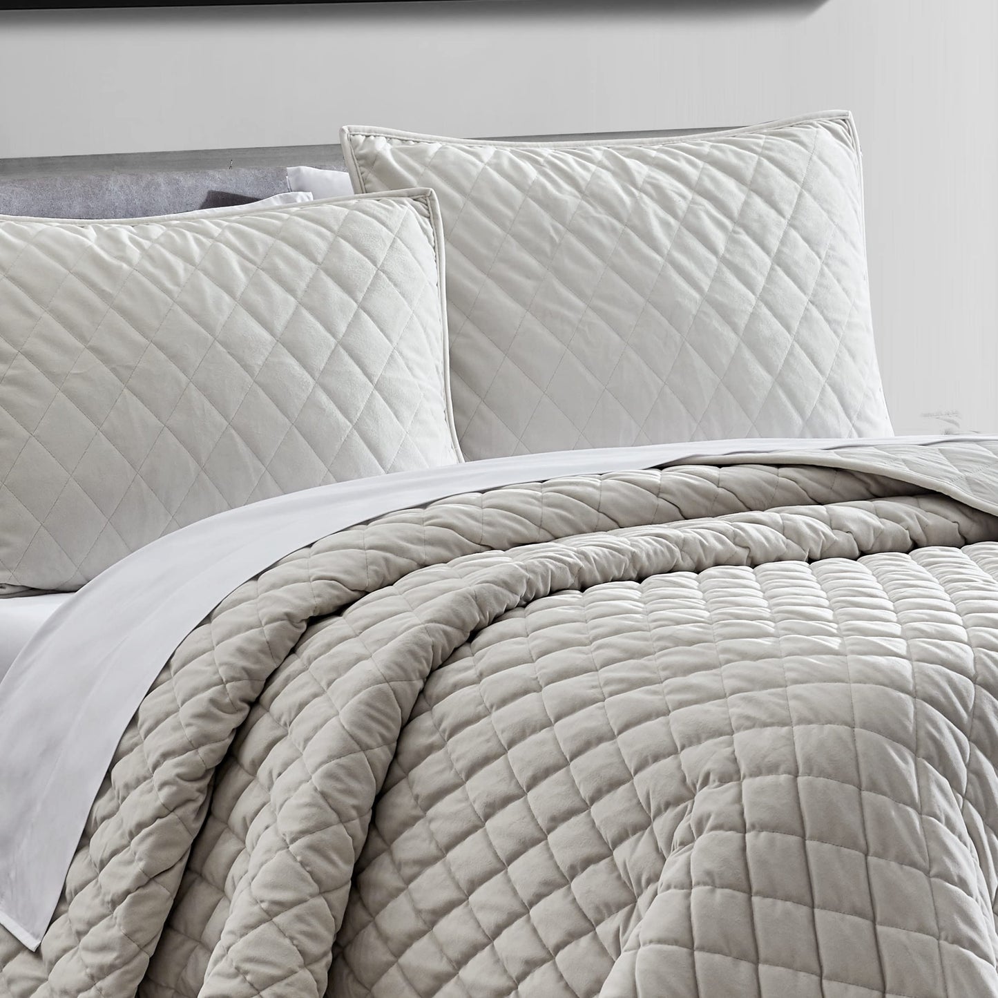 Vera Wang - Queen Quilt Set, Super Soft Bedding Set with Matching Shams, Modern Room Essentials (Diamond Velvet Natural, Queen)
