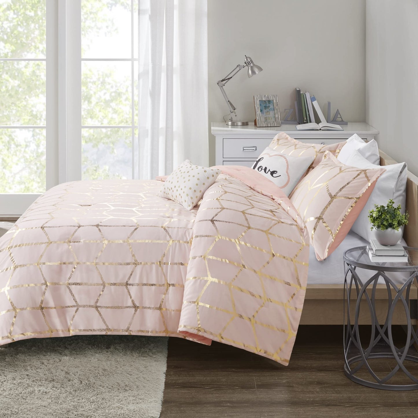 Intelligent Design Raina King/Cal King Comforter Set, Soft Microfiber, Modern Geometric Metallic Bed Set, 5 Pieces College Bedding with 2 Shams, 2 Toss Pillows Blush/Gold