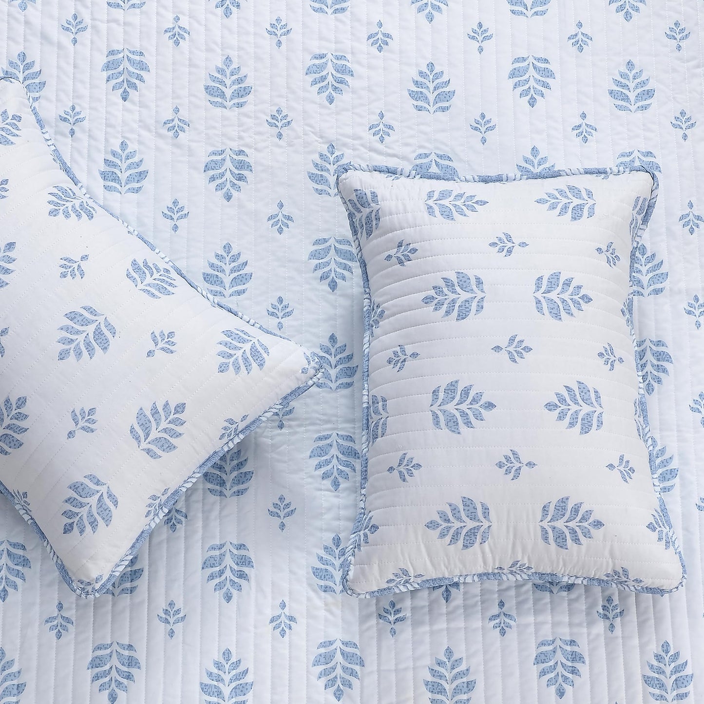 Great Bay Home Floral King Quilt Set with Shams, French Floral Bedding Set, All-Season, Lightweight Bedspread. Reversible, Farmhouse Bedding. (King, Colette)