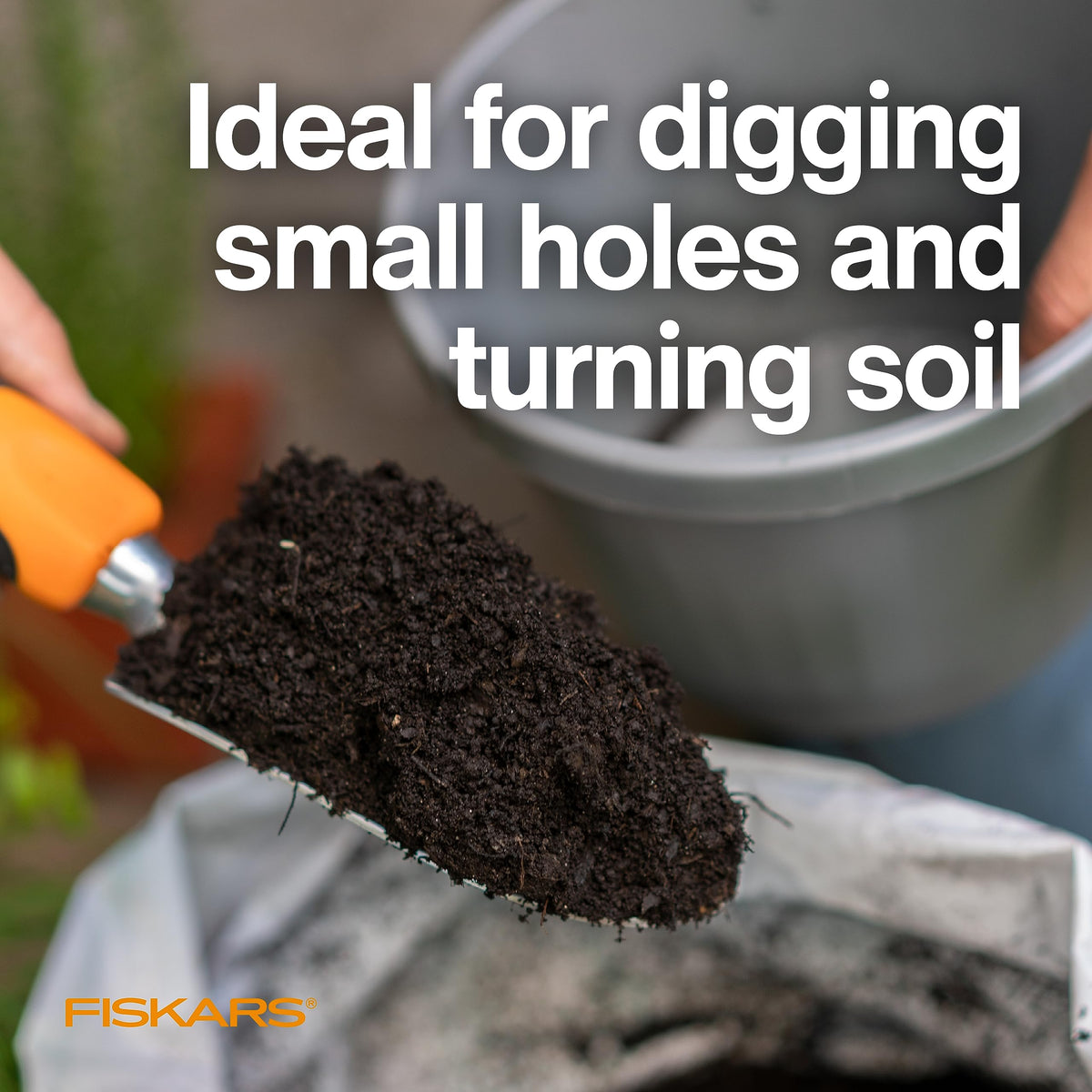Fiskars Trowel, Heavy Duty Gardening Hand Tool with Hang Hole, For Digging and Planting, Rust Resistant Cast Aluminum, Ergonomic Handle and Comfort Grip, Gardening Tools for Yard