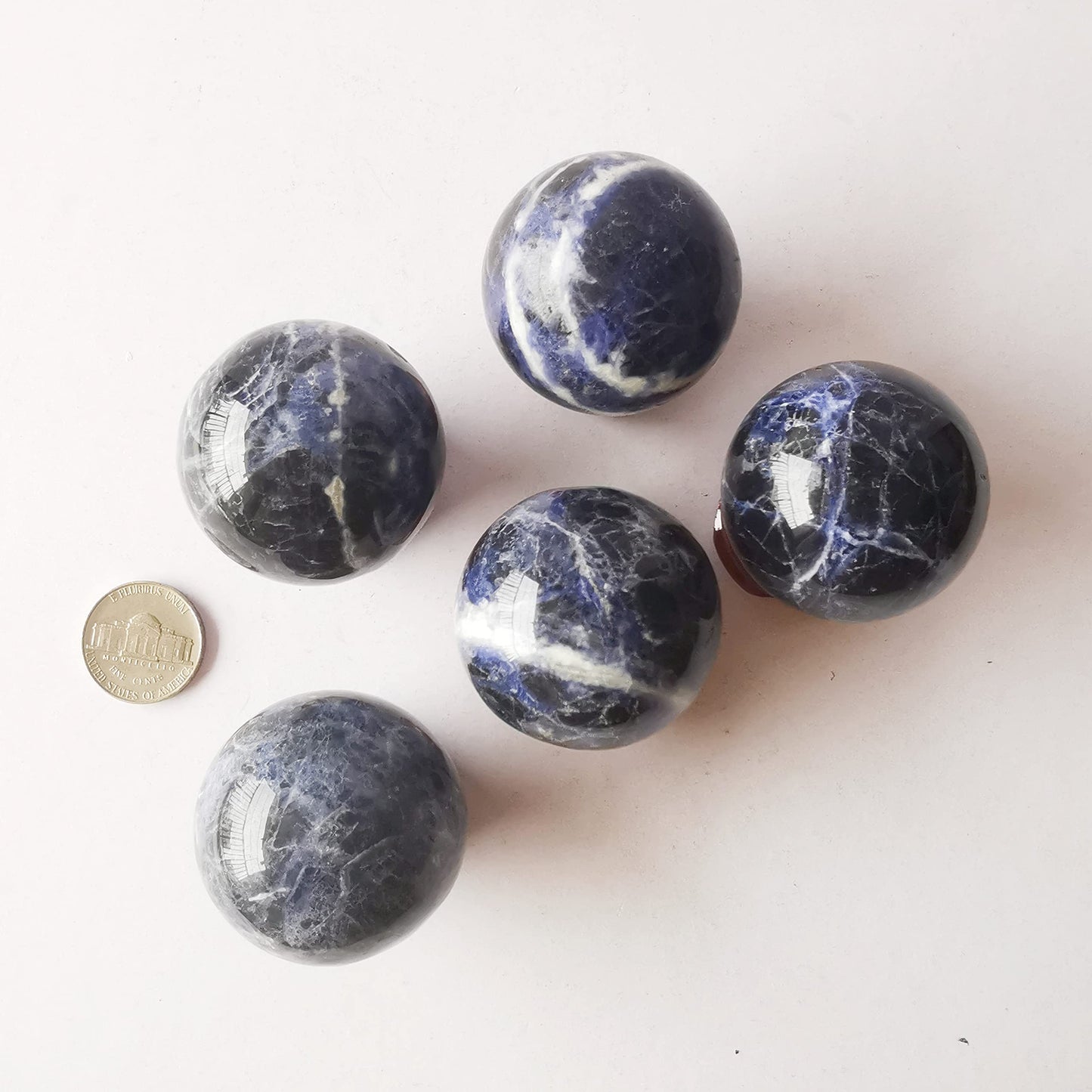 Bacatgem 40mm Sodalite Healing Crystal Divination Sphere Sculpture Figurine Gemstone Ball,Feng Shui Chakra Aura Home Desk Decor Decorative Collection,with Wooden Stand