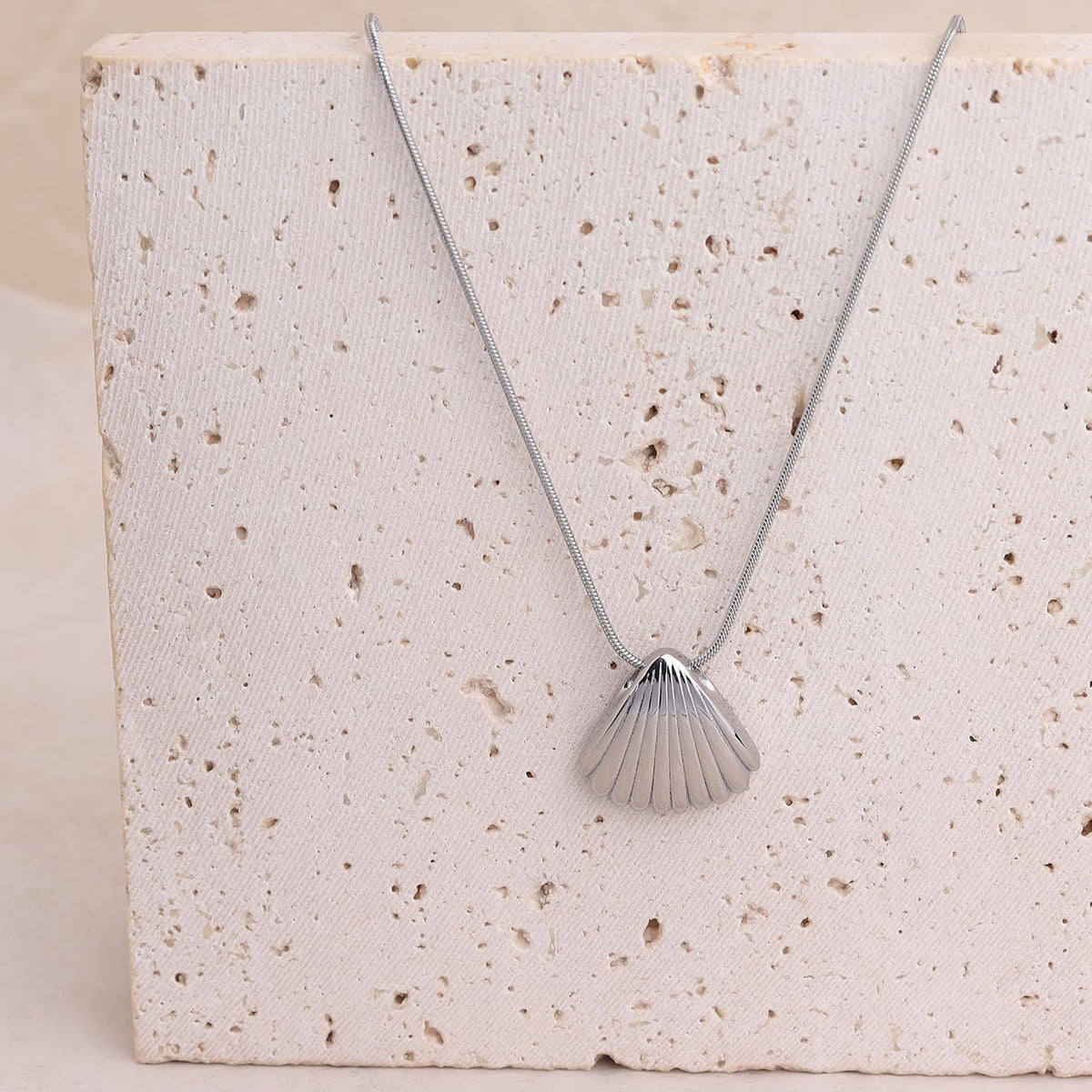 Frigotine Dainty Silver Shell Pendent Necklace for Women, Trendy Simple Statement Seashell Textured Adjustable Snake Chain Choker Summer Beach Jewelry Gifts
