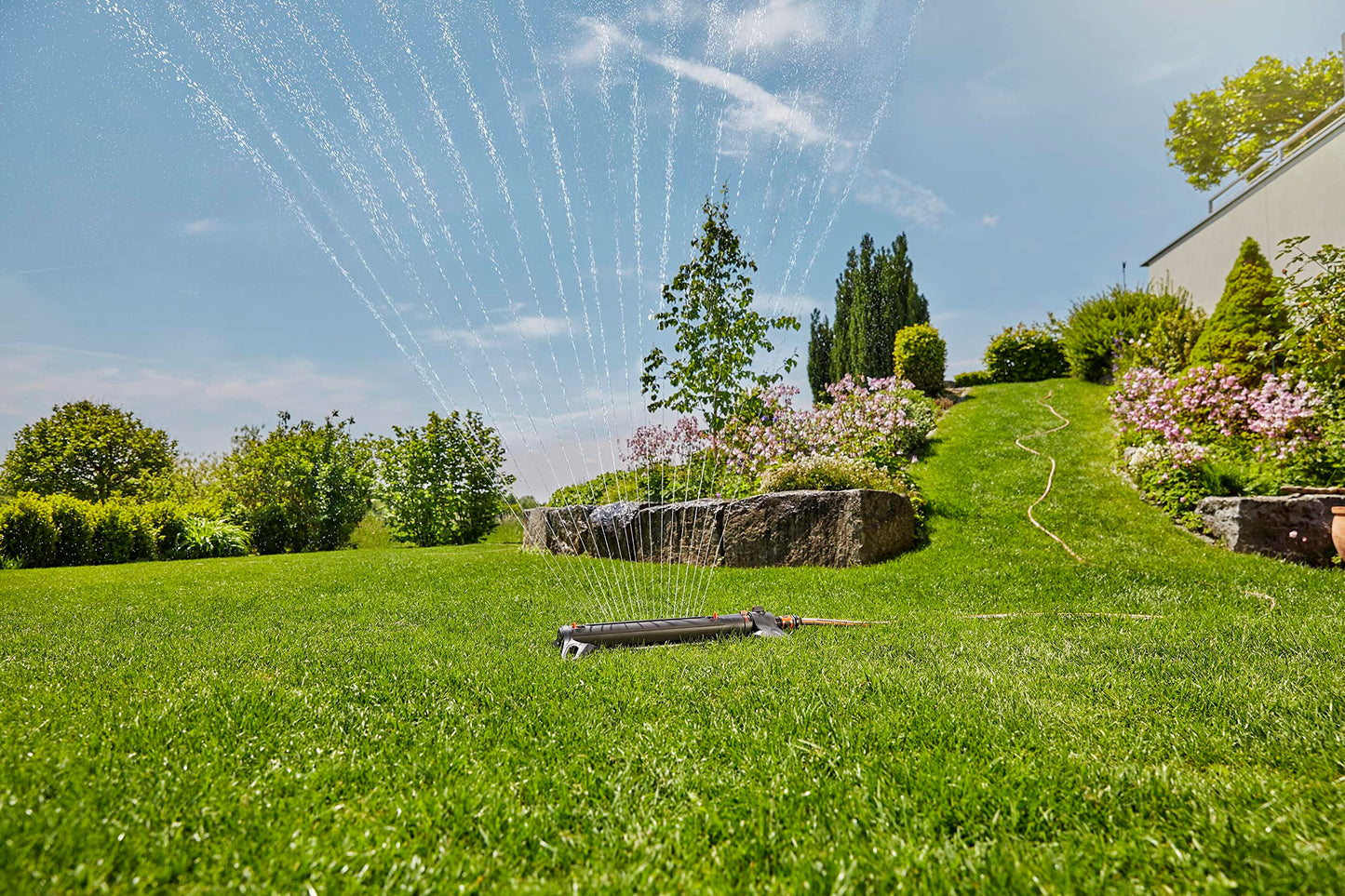 Gardena AquaZoom L rectangular sprinkler: Sprinkler for watering areas of 28–350 m², range 7–21 m, spread 4–17 m, built-in metal filter (18714-88)