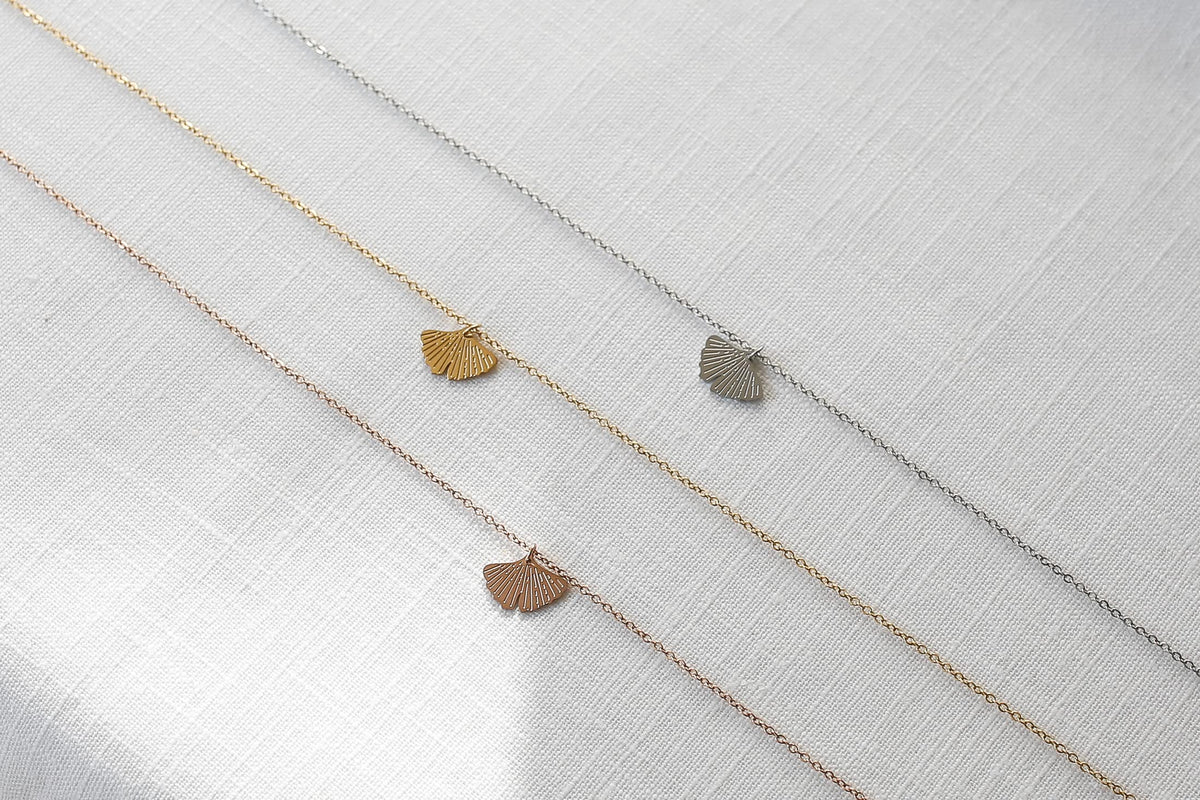 LUUK LIFESTYLE Necklace for women in stainless steel with ginkgo leaf pendant and HAPPINESS gift card, gift idea, 19” chain length, symbol of nature and serenity, zen jewelry for women, silver