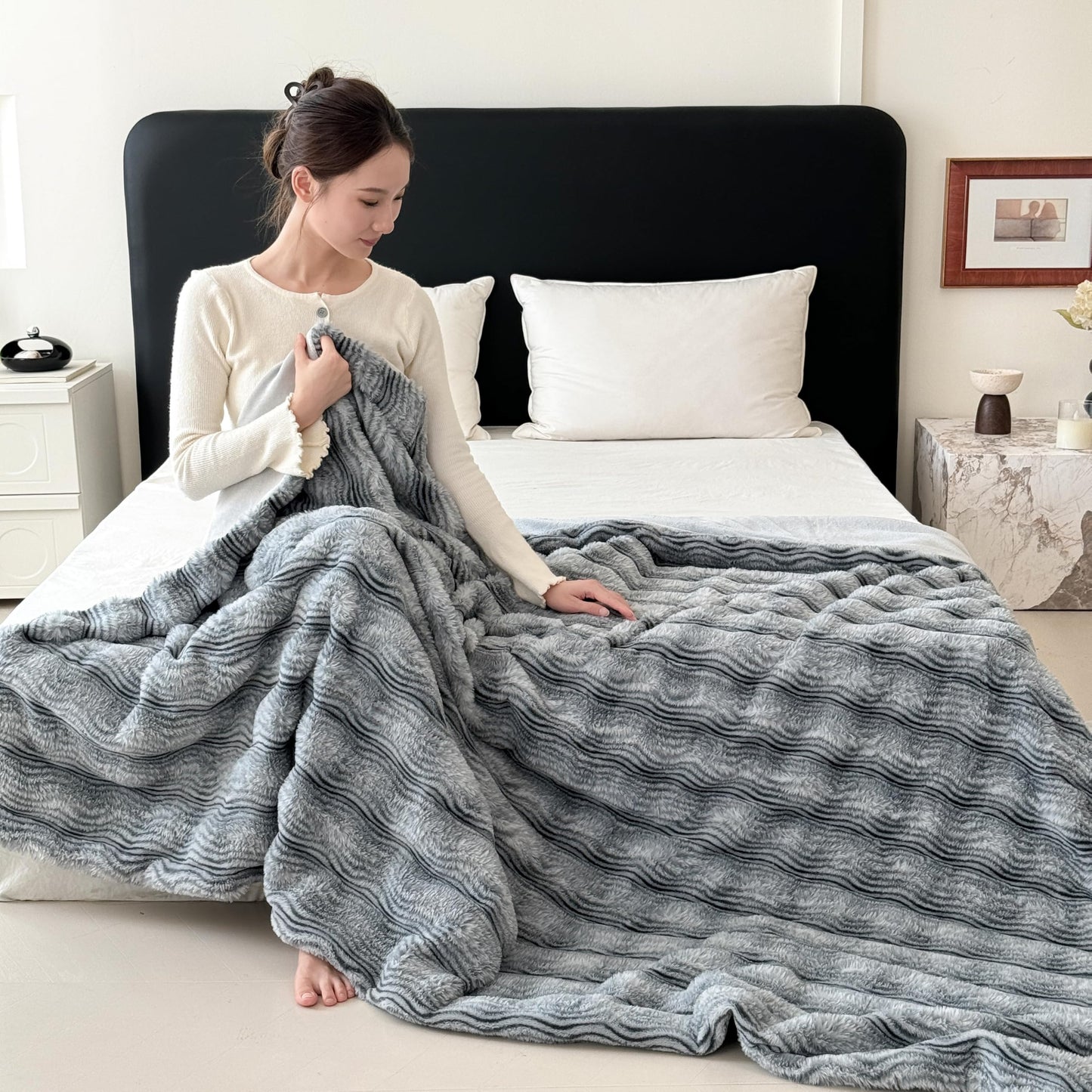 Luxury Wave-Textured Faux Fur Throw Blanket for Couch, Fuzzy Soft Plush Thick Bubble Blanket for Sofa Bedroom Living Room, 50 * 60 Inches