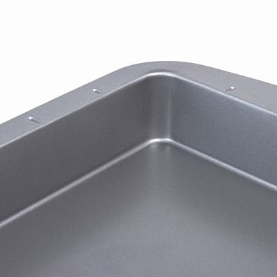 lakeland Traybake Tin – Integral Cutting Guides for Equal Slices
