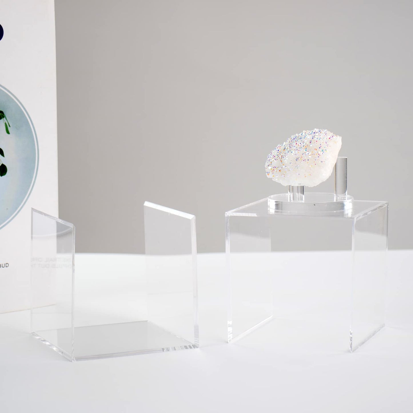 Kcgani 3 Pegs Round Display Easel Stands with Transparent Acrylic Box, Multiple Decoration Storage Case, Small Items Stands for Displaying Collectible Stone Rock Mineral Geodes (Medium-4x4x4in, 1Pcs)