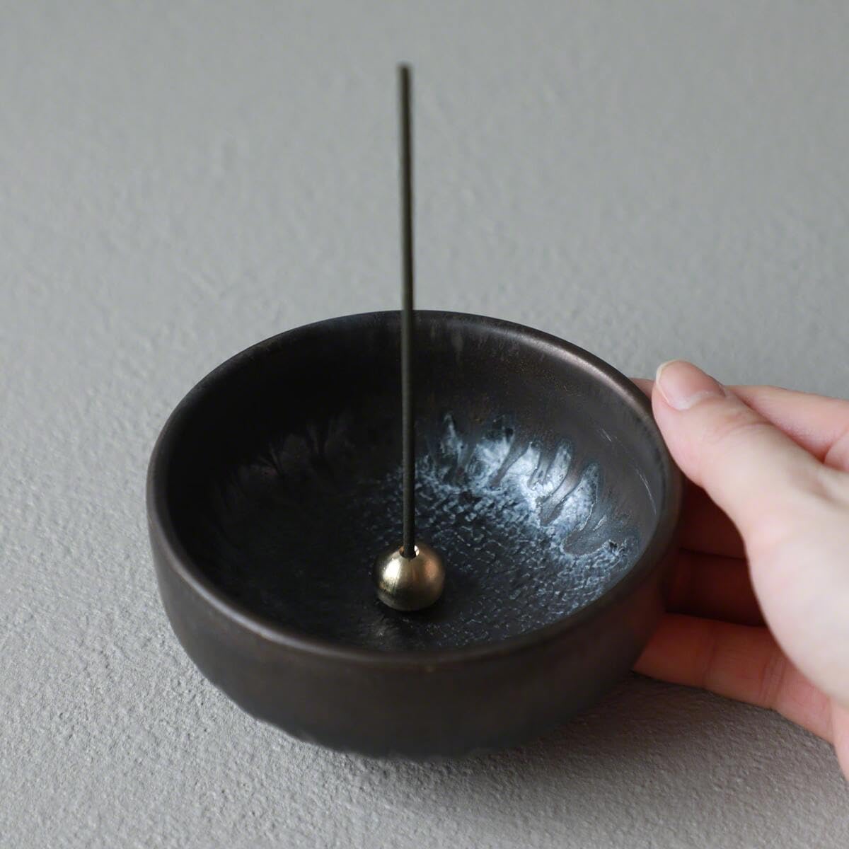 Asayu Japan Zen Incense Holder – 3.9" (100 mm) Ceramic Incense Bowl with Brass Burner, Made in Japan Mino Ware, Modern Wabi-Sabi Style in Metallic Black, Brown & Gold