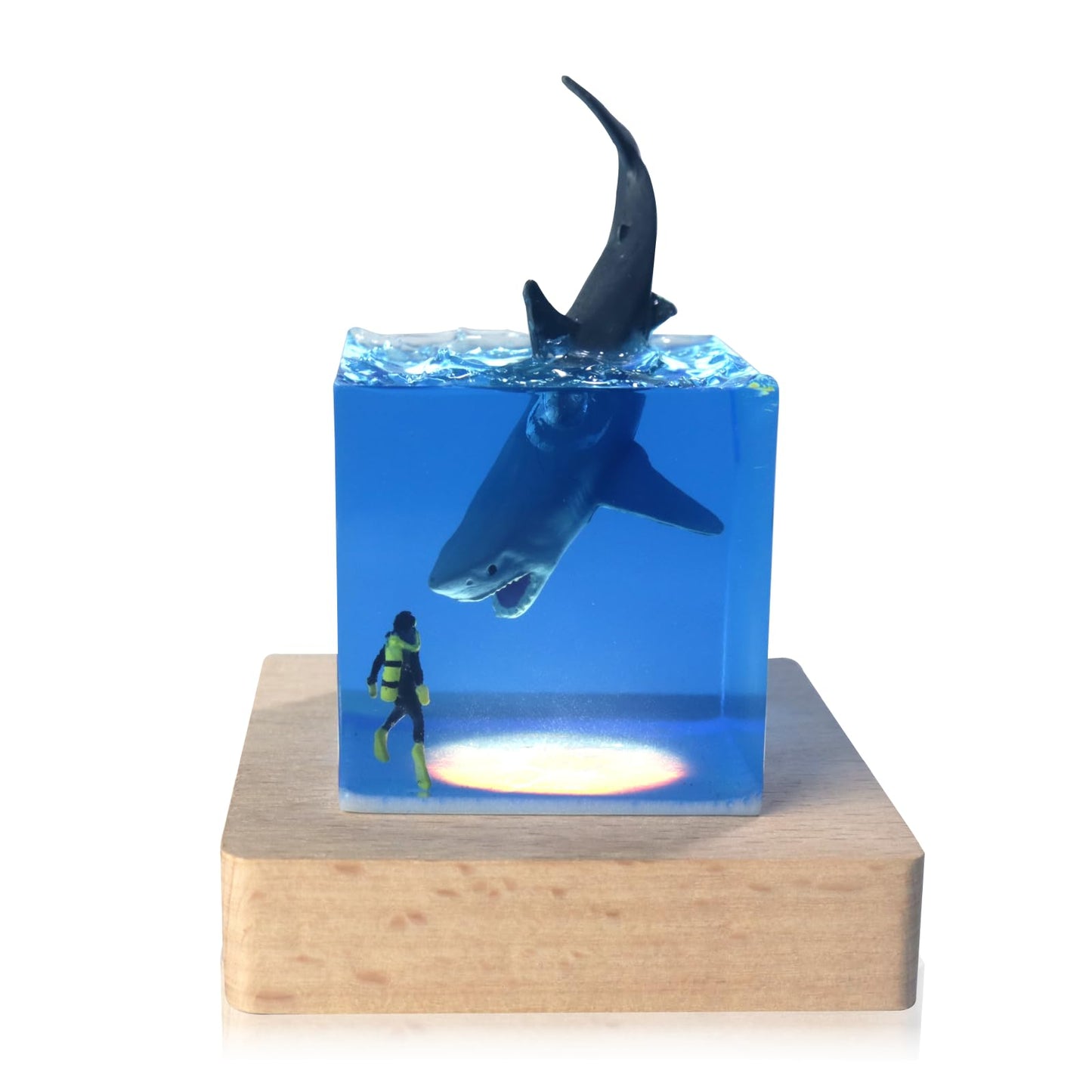 eletriace Shark Diver Night Light Table Lamp, Handmade Resin Shark Lamp, Novelty Night Light Cube Desktop Ornament, Suitable for Bedroom, Office Decoration, Creative Gift for Family and Friends