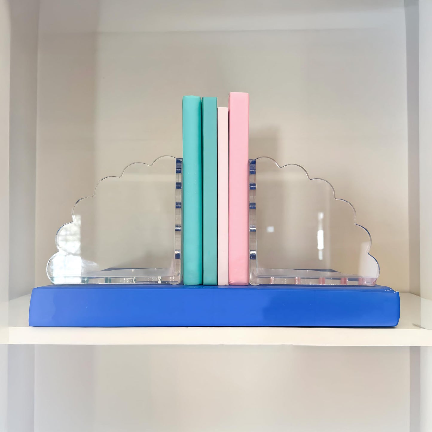 Scalloped Acrylic Bookends (Clear) – Set of 2 Decorative Non-Slip Book Holders | Modern Minimalist Bookends for Shelves, Office, and Home Décor – Durable Transparent Book Supports