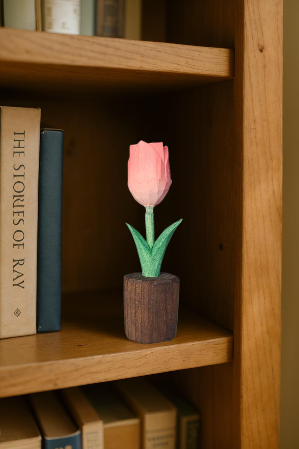 Handcrafted Wooden Tulip Figurine – Elegant Basswood Carved Sculpture, Unique Gift with Premium Gift Box, Ideal for Mother’s Day, Anniversary, Birthday, Home Office Décor (Pink)
