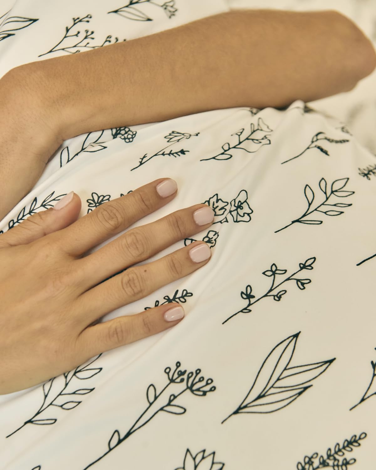 Floral Sheets - Black & White Floral Bed Sheet Set - 1 Flat, 1 Fitted & 2 Pillowcases w/ Deep Pockets - Comfy, Wrinkle & Fade Free - Boho Botanical Bedding - Soft, Breathable & Cooling - Full Size Set