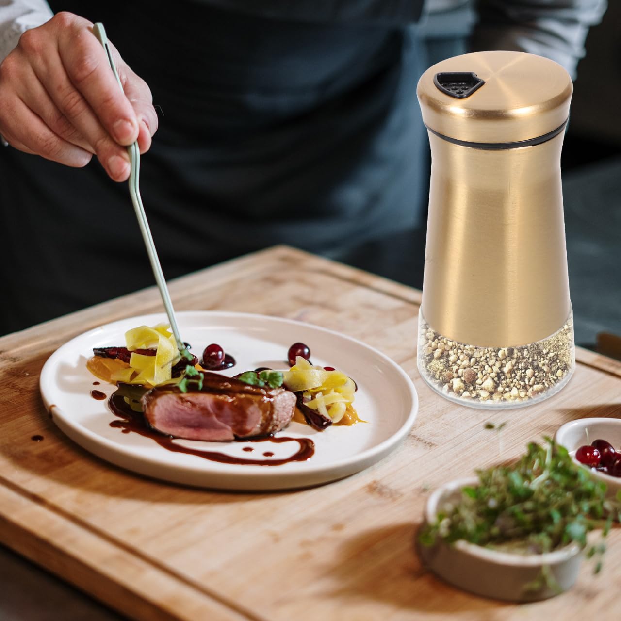 HOLIDYOYO Stainless Steel Seasoning Bottle Set 2Pcs 4.52In Glass Spice Shakers Salt and Pepper Jars for Home Kitchen Table Condiment Holder