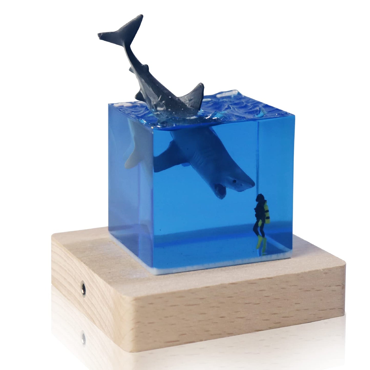 eletriace Shark Diver Night Light Table Lamp, Handmade Resin Shark Lamp, Novelty Night Light Cube Desktop Ornament, Suitable for Bedroom, Office Decoration, Creative Gift for Family and Friends