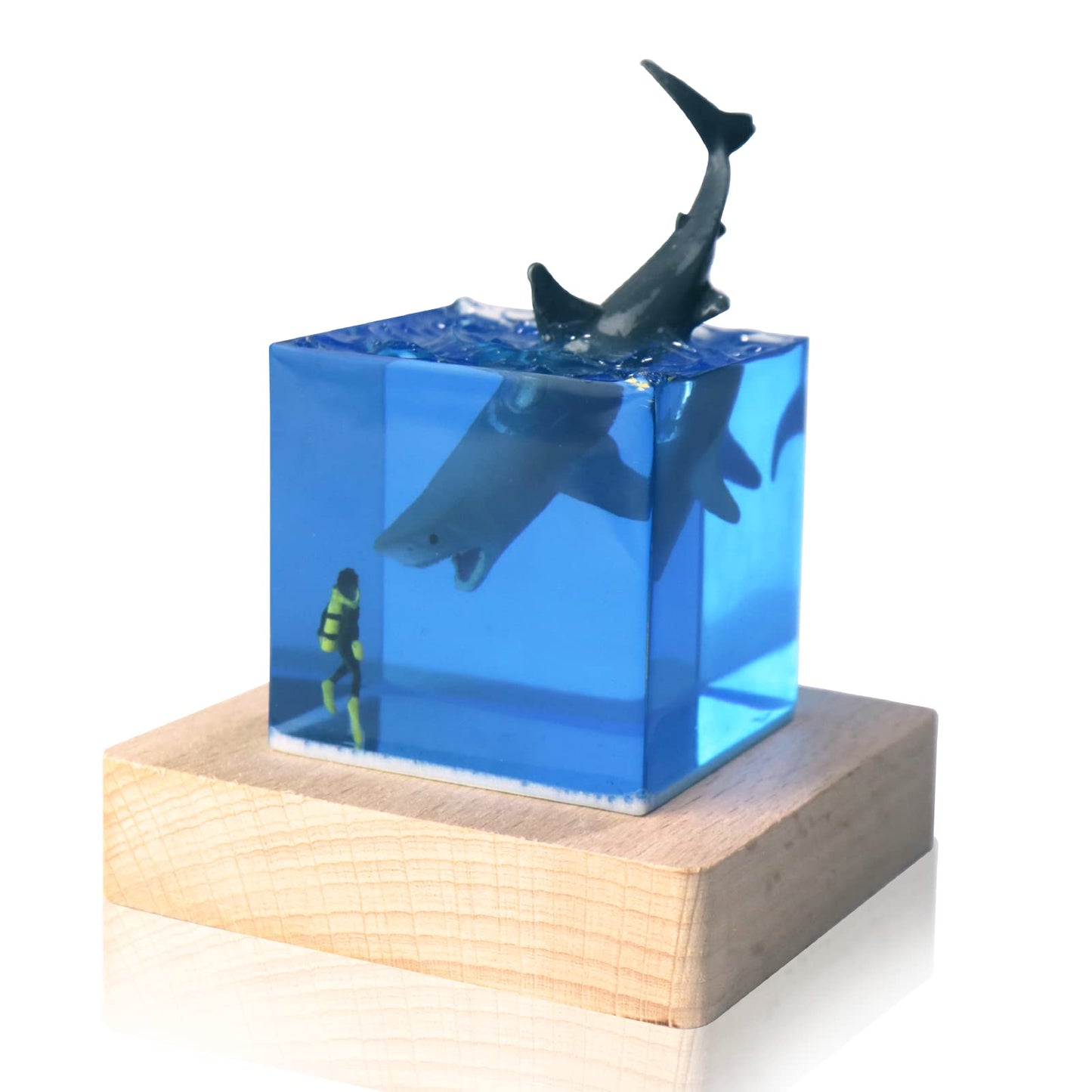 eletriace Shark Diver Night Light Table Lamp, Handmade Resin Shark Lamp, Novelty Night Light Cube Desktop Ornament, Suitable for Bedroom, Office Decoration, Creative Gift for Family and Friends