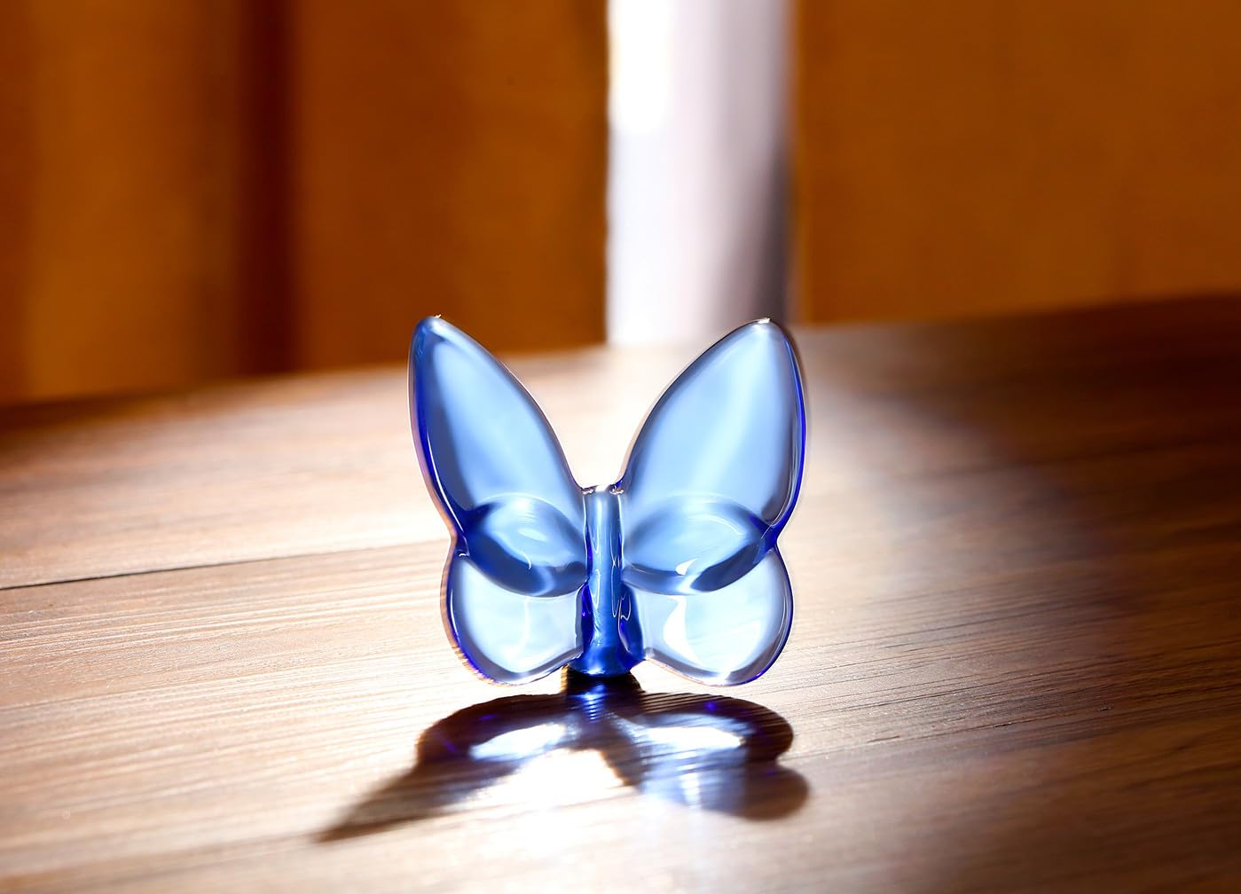 DUQGUHO Butterfly Gifts Decor Blue Butterflies Crystal Glass Figurines Flying Crystal Summer Butterfly Party Favors Collectible Desk Home Bedroom Office Garden Decoration