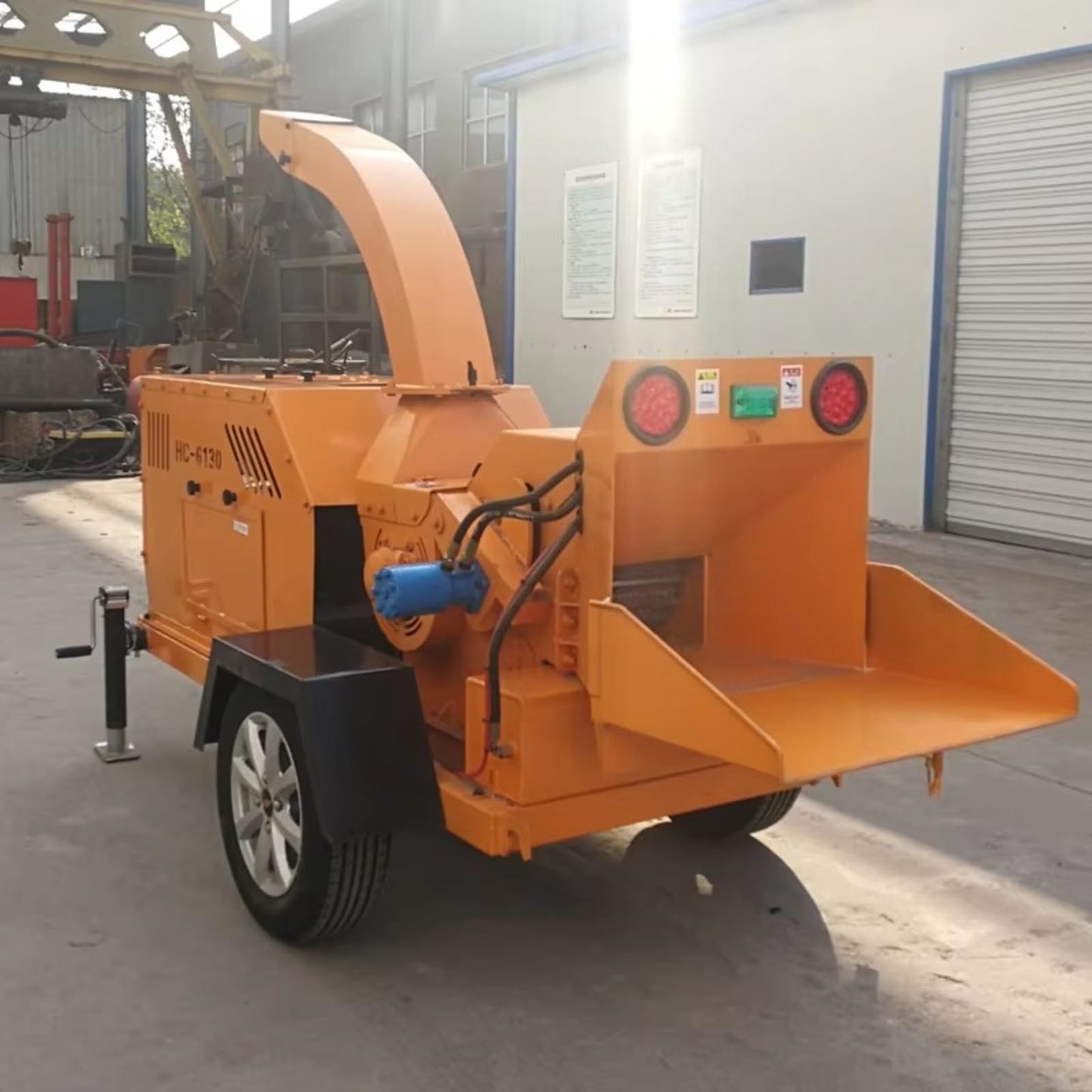 Industrial Grade Wood Crusher Mobile Wood Crusher for Forestry Wood Grinder Large Capacity Mobile Wood Chipper Machine for Yard Waste