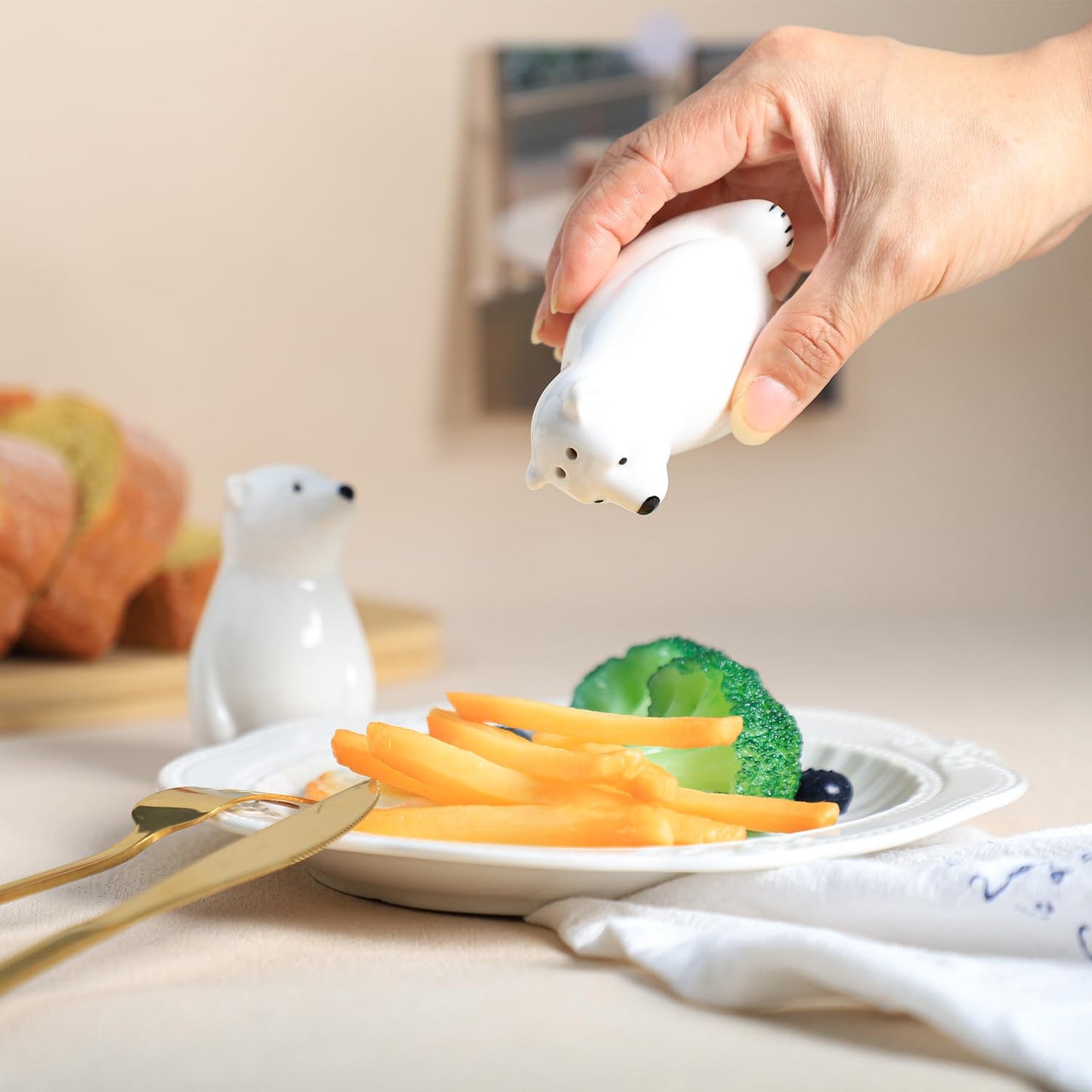 Bicuzat Ceramic Polar Bears Pattern Salt & Pepper Shakers Set, Hand-Painted Salt and Pepper Shakers, 2 PCS Set