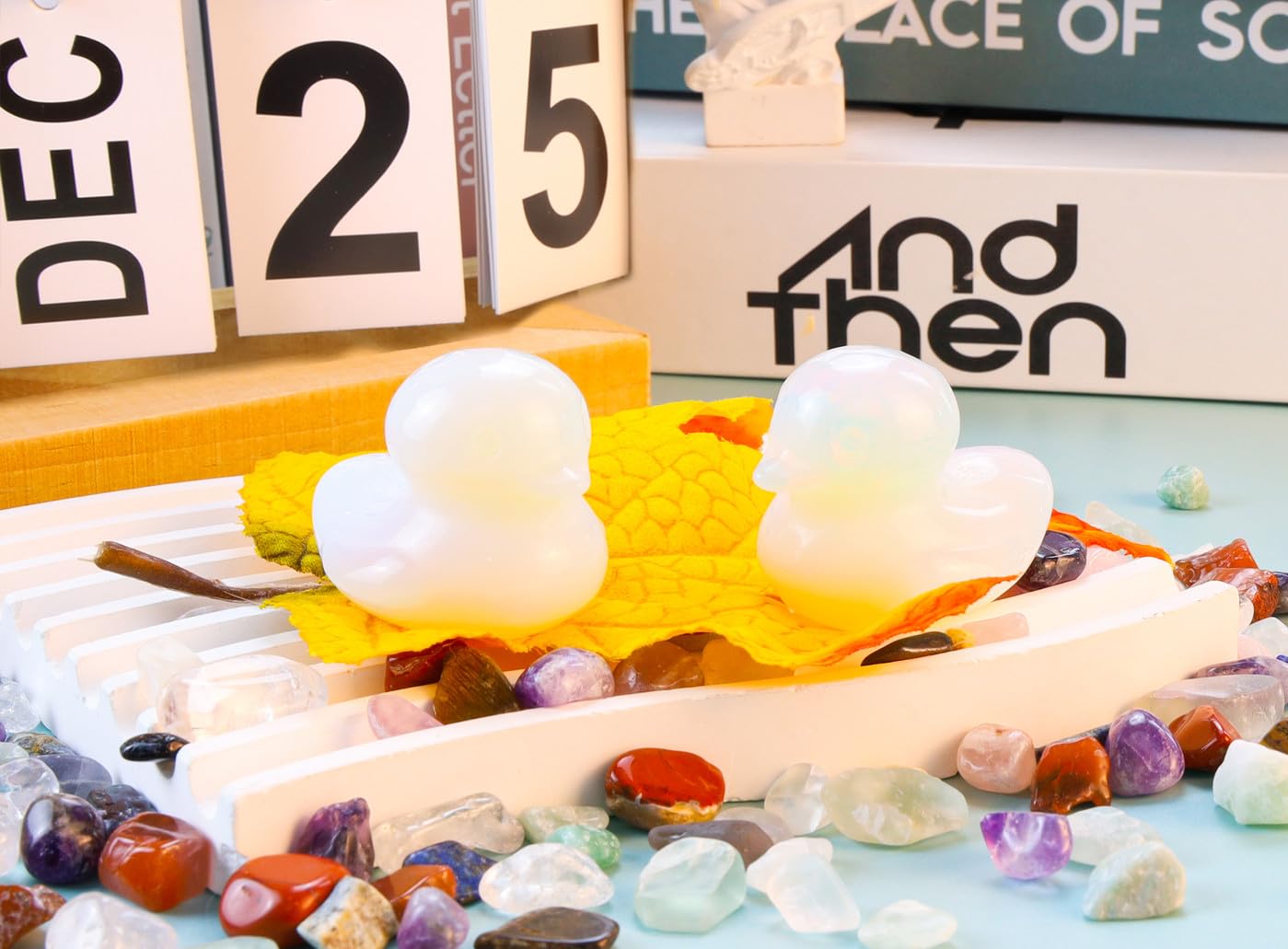 DUQGUHO Duck Figurine Statue Funny Deocr Gifts Opal Crystals Stones Lucky Duck Collectible for Mom Gifts Home Desk Office Deocration 1PC