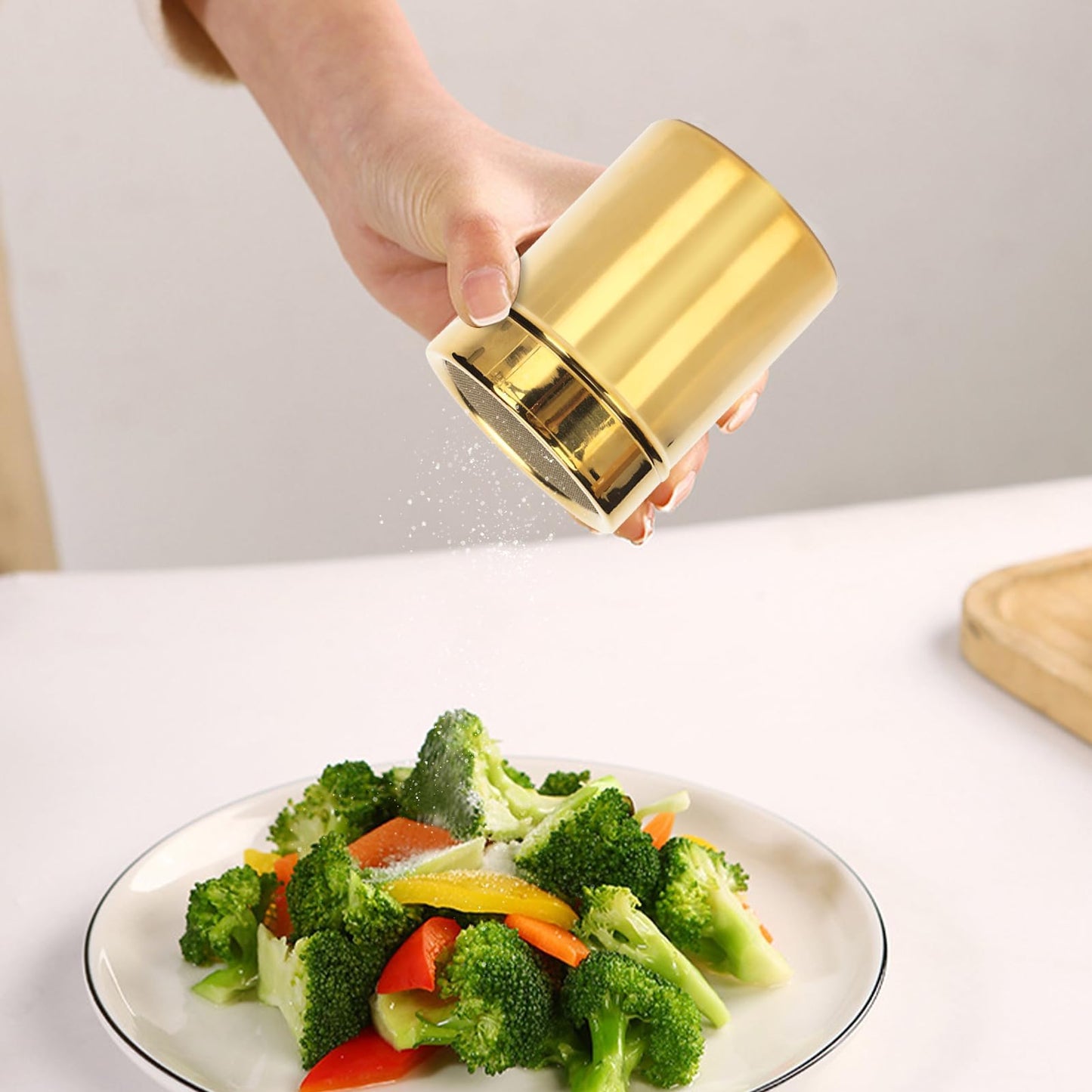 Stainless Steel Dredge Shaker, Powder Sugar Dispenser Fine Mesh Powder Sugar Shaker with Lid Gold Salt and Pepper Shakers for Kitchen Powdered Sugar Shaker