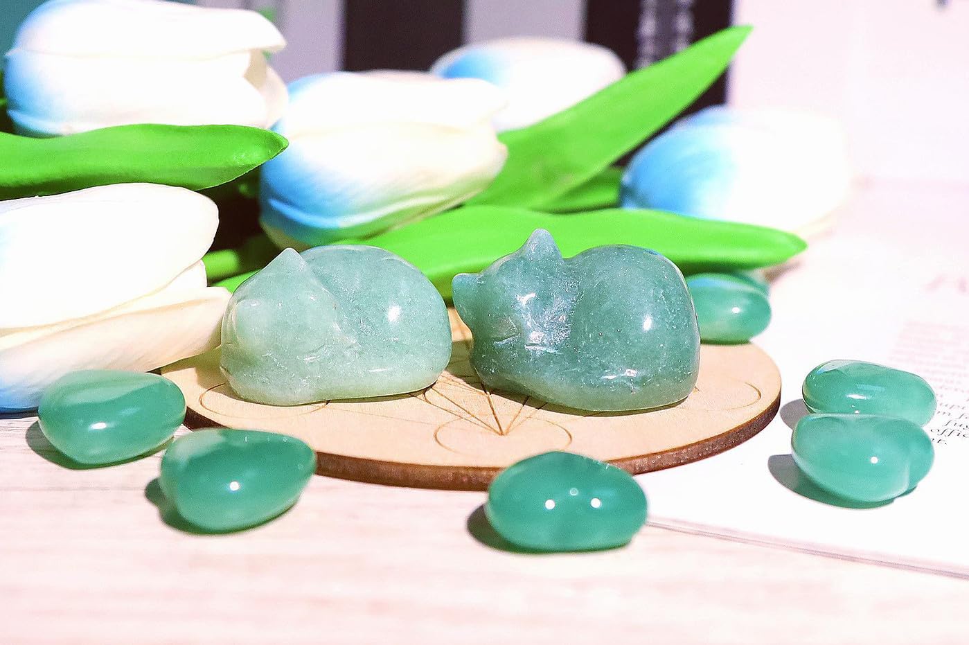 QINJIEJIE Green Aventurine Cat Crystals Decor Sleeping Cat Statue Healing Stone Decor Gifts Hand Carved Gemstones Figurine Office Room Home Desk Decorations Cute Gem Lucky Energy Gifts for Women Men