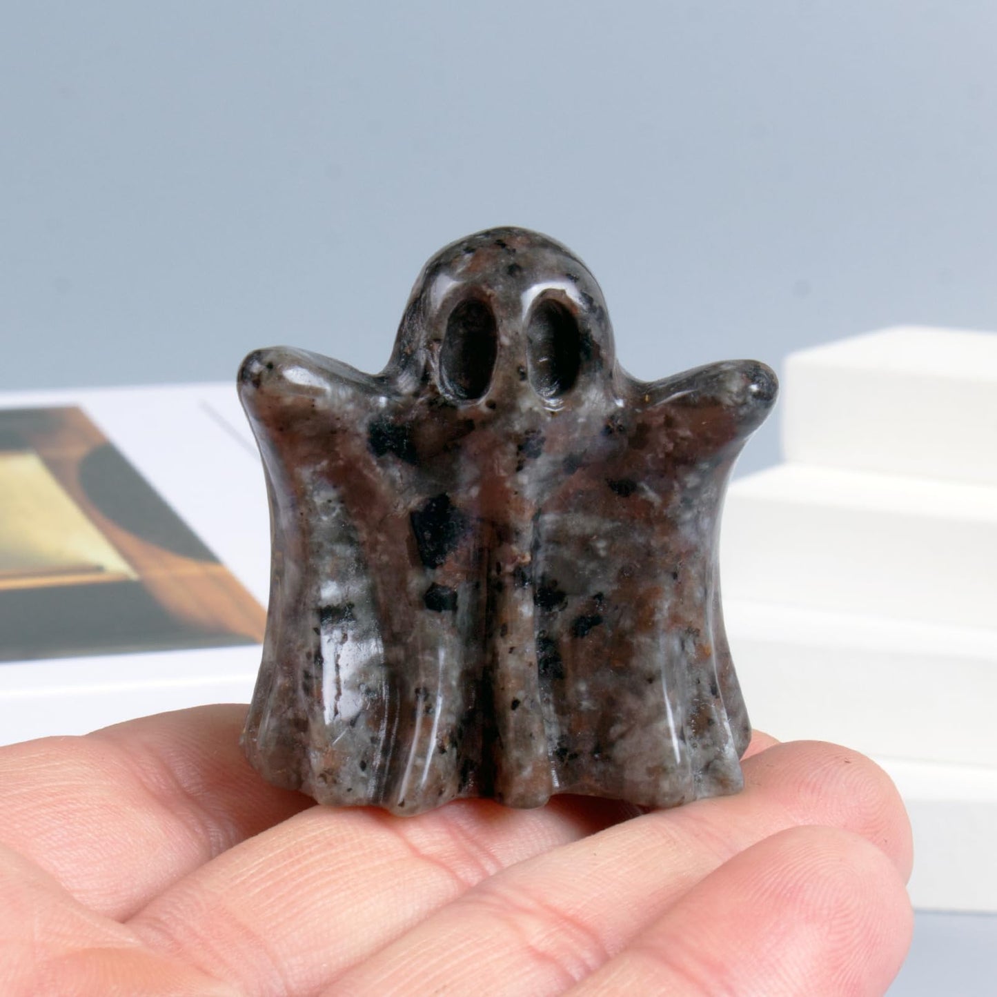 QLRSUXN Flame Stone Crystal Ghost, 1.8in Ghost Decor, Cute Natural Crystal Ghost Statue, Halloween Crystals Figurines Hand-Carved, Spooky and Decoration for Home Office Mantel Decor