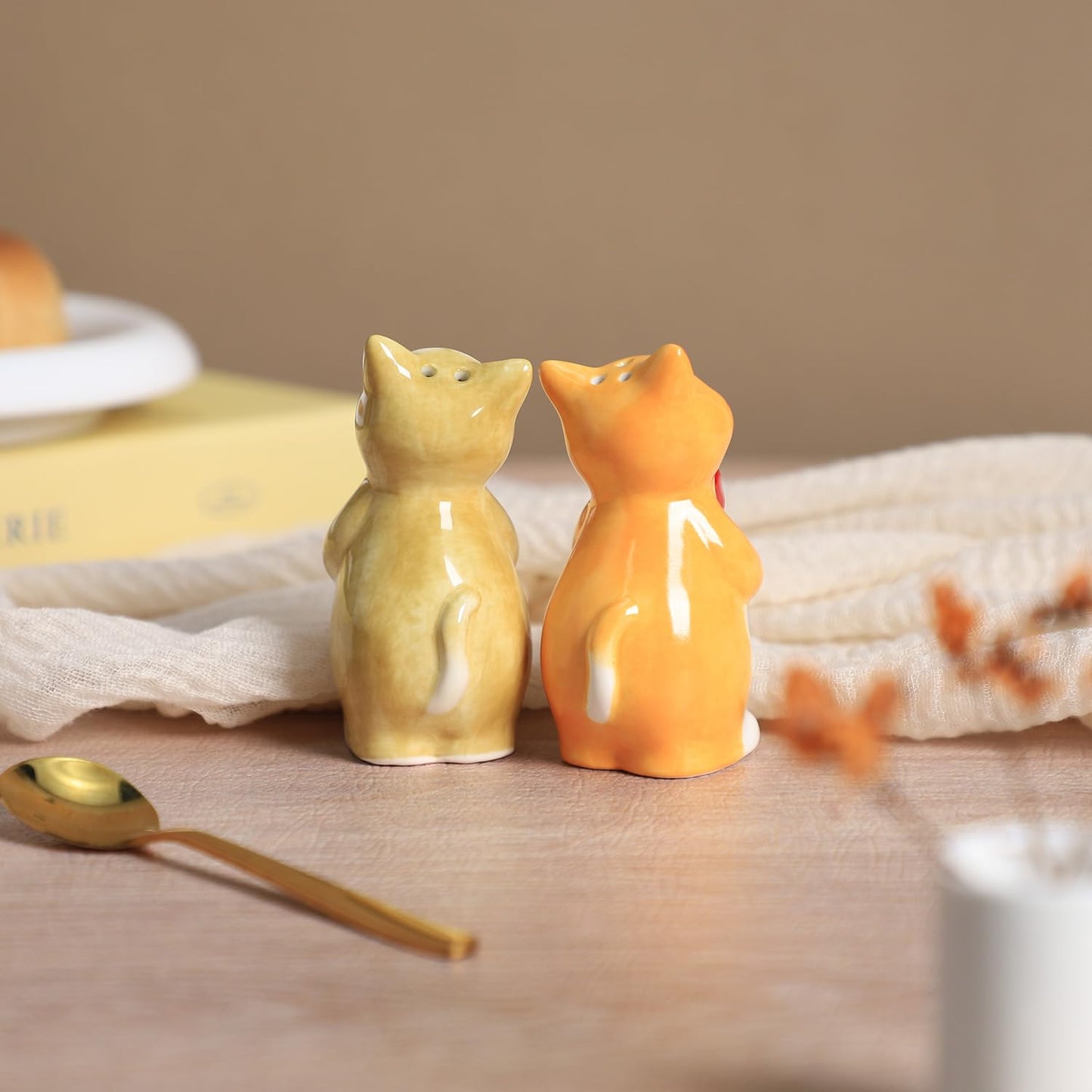 Bicuzat Ceramic Retro Cat Lovers Shape Salt & Pepper Shakers Set, Hand-Painted Cats Salt and Pepper Shakers, 2 PCS Set-Orange