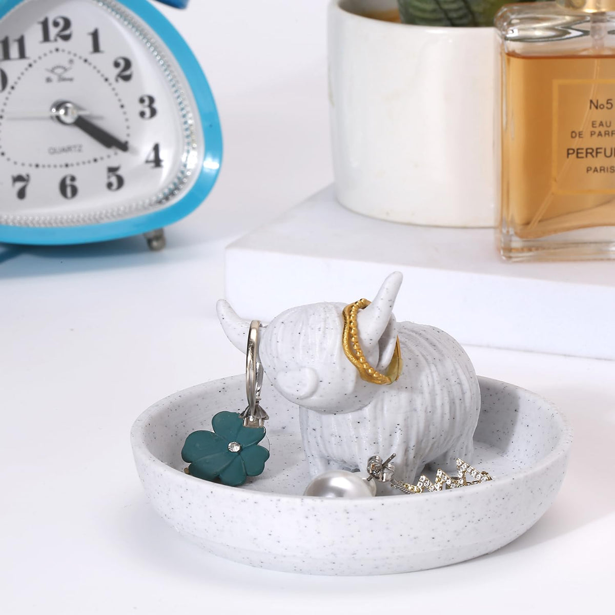 Awsaccy Highland Cow Ring Holder with Circular Dish, 3D Printed Plastic Farmhouse & Bohemian Style Cute Unique Women Gifts Stuff Ring Jewelry Plate Organizer for Bathroom Office Home Room Desk Decor
