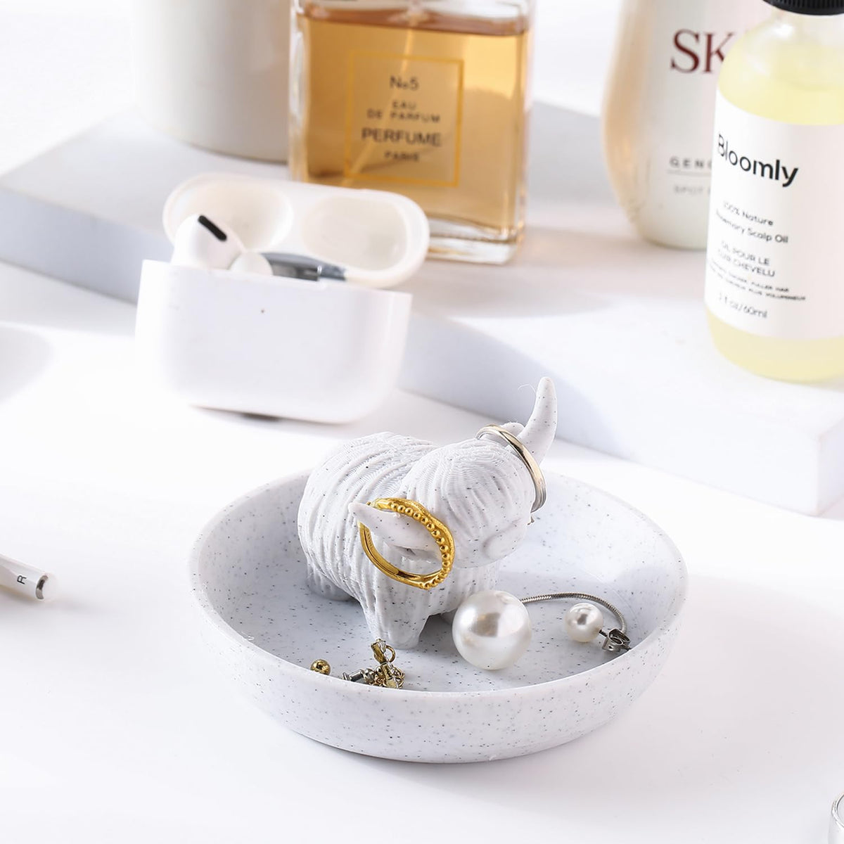 Awsaccy Highland Cow Ring Holder with Circular Dish, 3D Printed Plastic Farmhouse & Bohemian Style Cute Unique Women Gifts Stuff Ring Jewelry Plate Organizer for Bathroom Office Home Room Desk Decor
