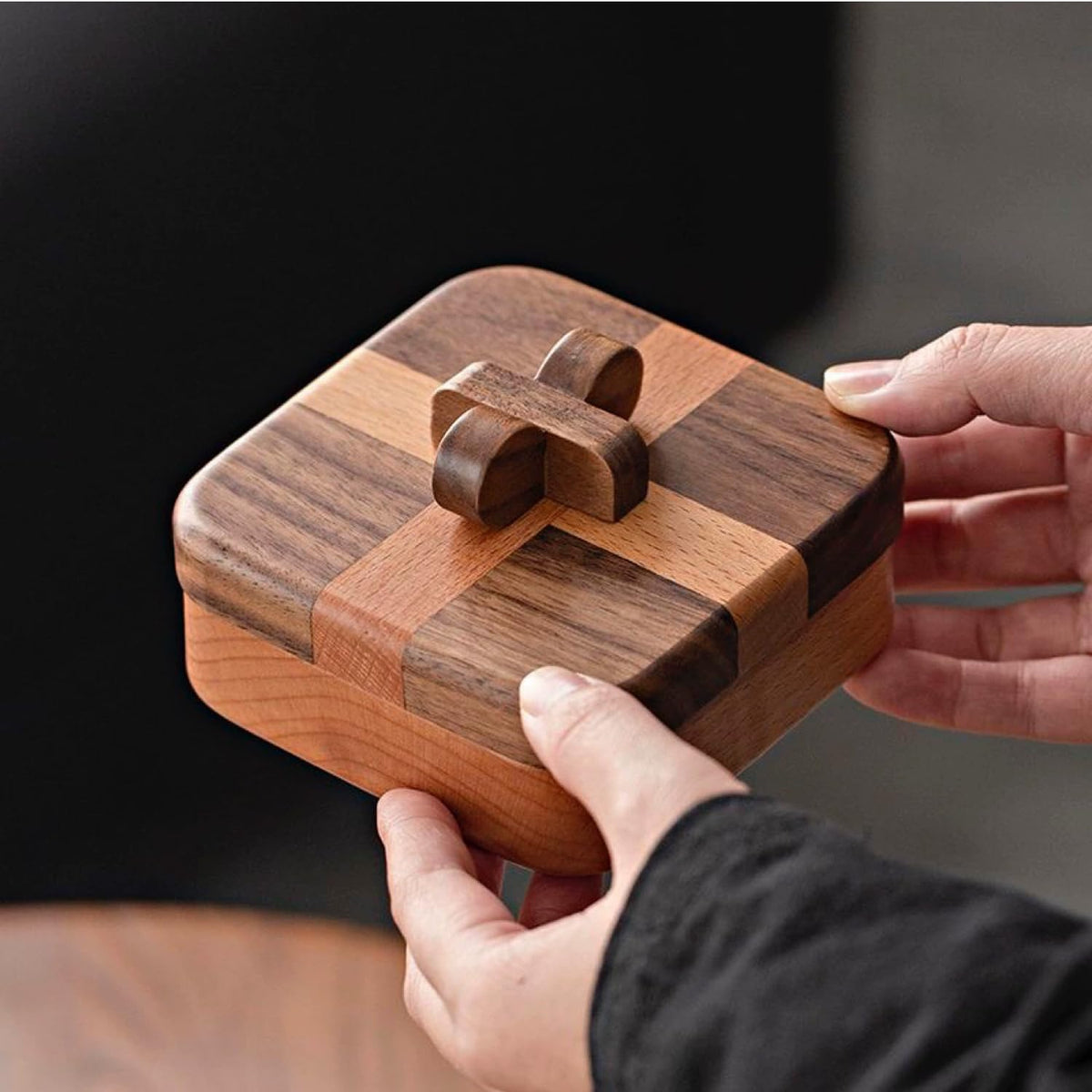 YANQINQIN Wooden Jewelry Box-Keepsake Organizer for Rings, Necklaces,Keys,Treasures for Weddings,Engagements,Anniversaries for Women Men (B)