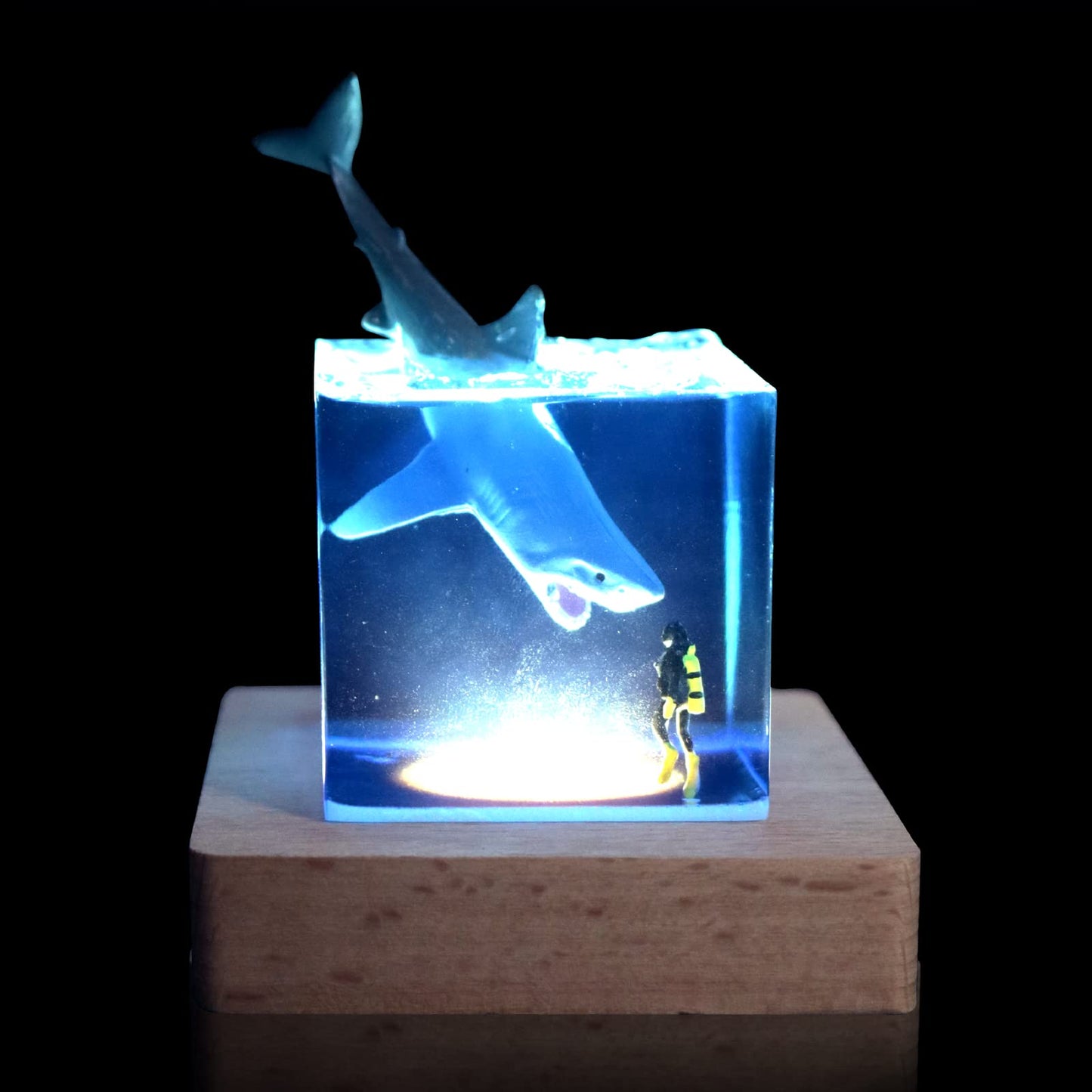eletriace Shark Diver Night Light Table Lamp, Handmade Resin Shark Lamp, Novelty Night Light Cube Desktop Ornament, Suitable for Bedroom, Office Decoration, Creative Gift for Family and Friends