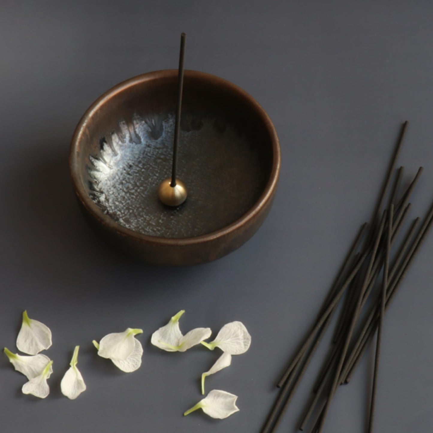 Asayu Japan Zen Incense Holder – 3.9" (100 mm) Ceramic Incense Bowl with Brass Burner, Made in Japan Mino Ware, Modern Wabi-Sabi Style in Metallic Black, Brown & Gold