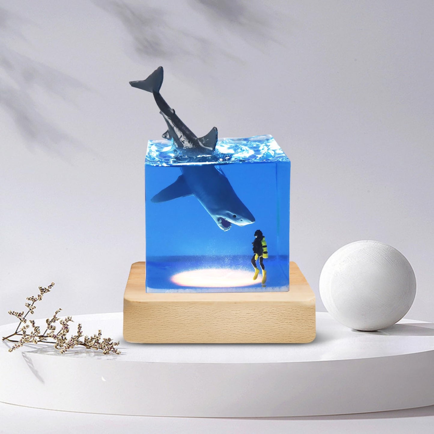 eletriace Shark Diver Night Light Table Lamp, Handmade Resin Shark Lamp, Novelty Night Light Cube Desktop Ornament, Suitable for Bedroom, Office Decoration, Creative Gift for Family and Friends