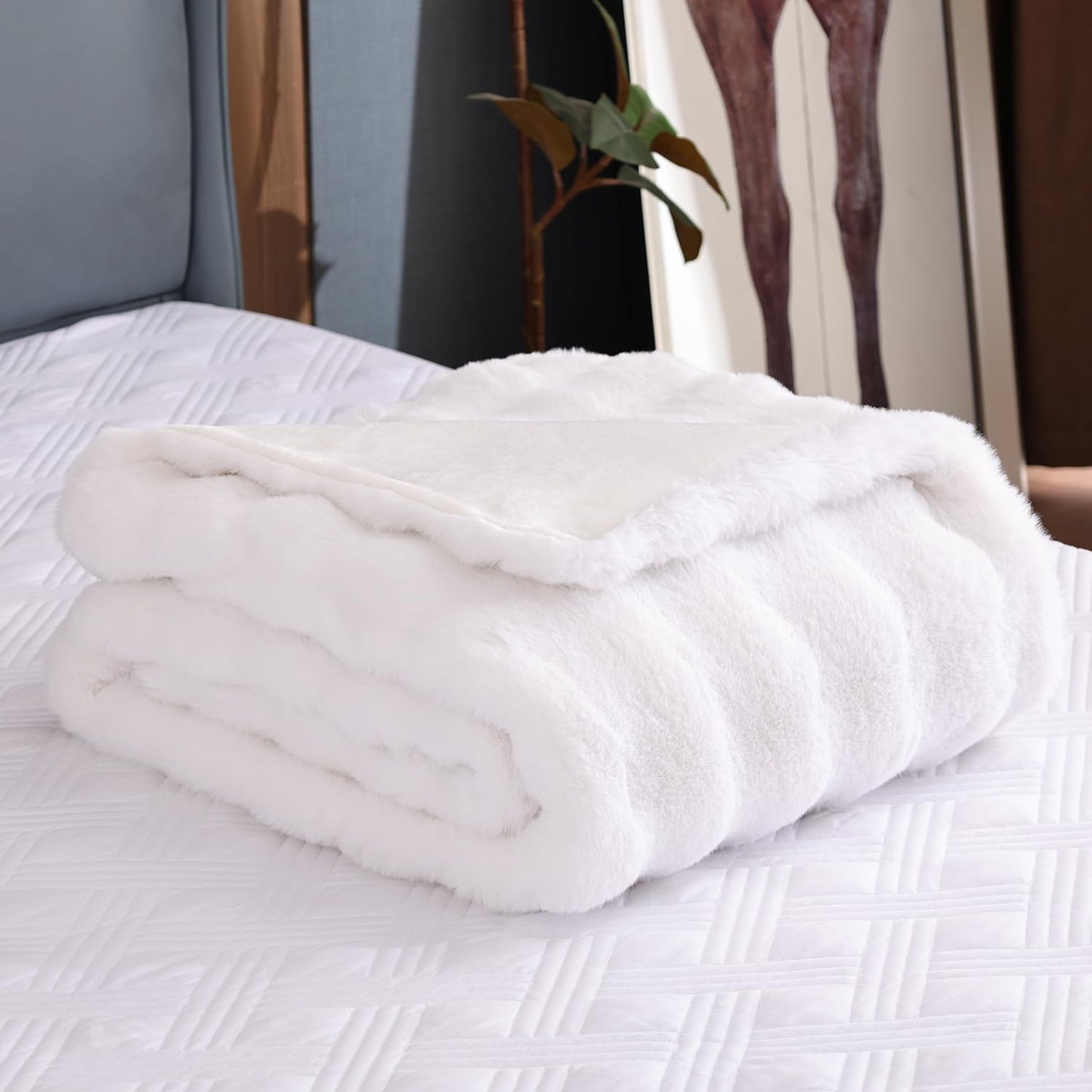 Clayreux White Faux Fur Throw Blanket for Couch, Soft Cozy Fluffy Luxury Fuzzy Minky Couture Bubble Blanket for Living Room, 50x60 Inches