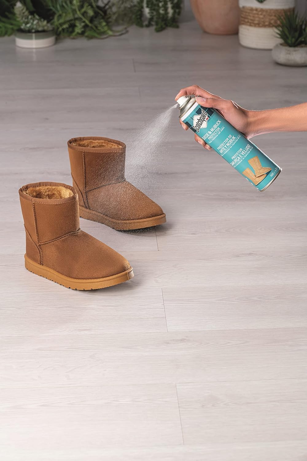 Scotchgard Suede & Nubuck Protector, 1 Can, 300 ml - Water Repellent Spray, Helps Minimize Salt Stains - For Boots, Shoes, Coats, Gloves & More