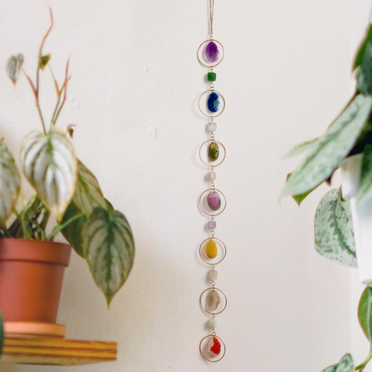 Chakra Agate and Crystal Gemstone Decor Natural Raw Stones Hanging Ornament, Handmade 7 Chakra Healing Crystal Decoration for Home Window Entryway Hallway Feng Shui Yoga Meditation Car Handmade Gift