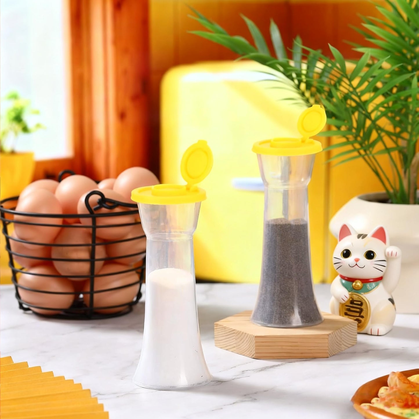 2 plastic salt and pepper bottles with lids, moisture-proof salt and pepper containers,salt shaker， camping, family dining, Christmas kitchen gifts(Yellow)