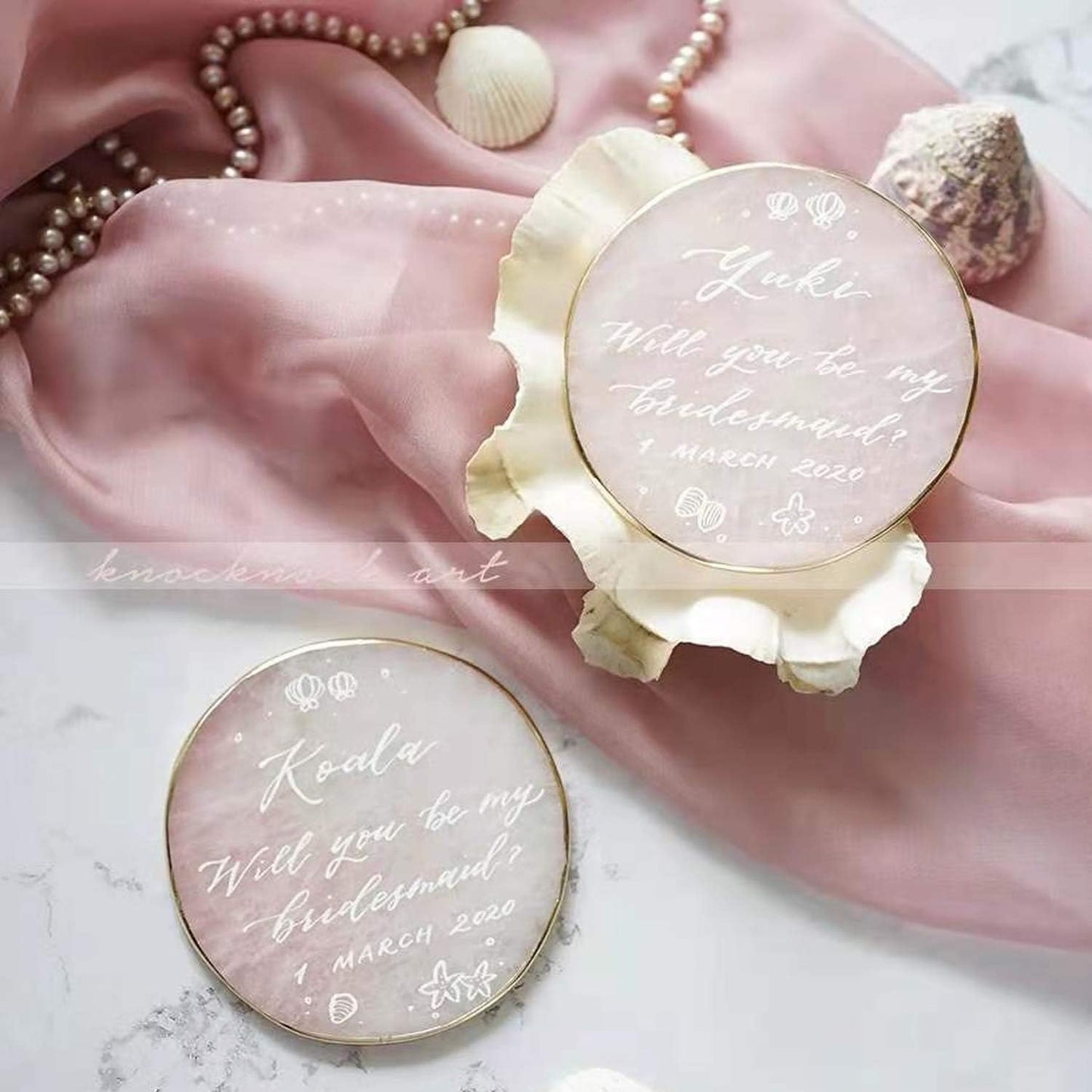 Yougoals Rose Quartz Coaster Single with Stand (4 PCS),Pink Round Agate Coaster for Drinks,Natural Rose Crystal Stone with Golden Edge, Gemstone Geode Decor Gifts