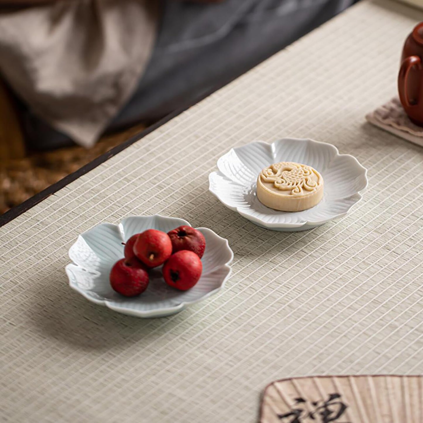 Gaolinci Zen Ceramic Lotus Shaped Appetizer and Dessert Plates (Set of 4)