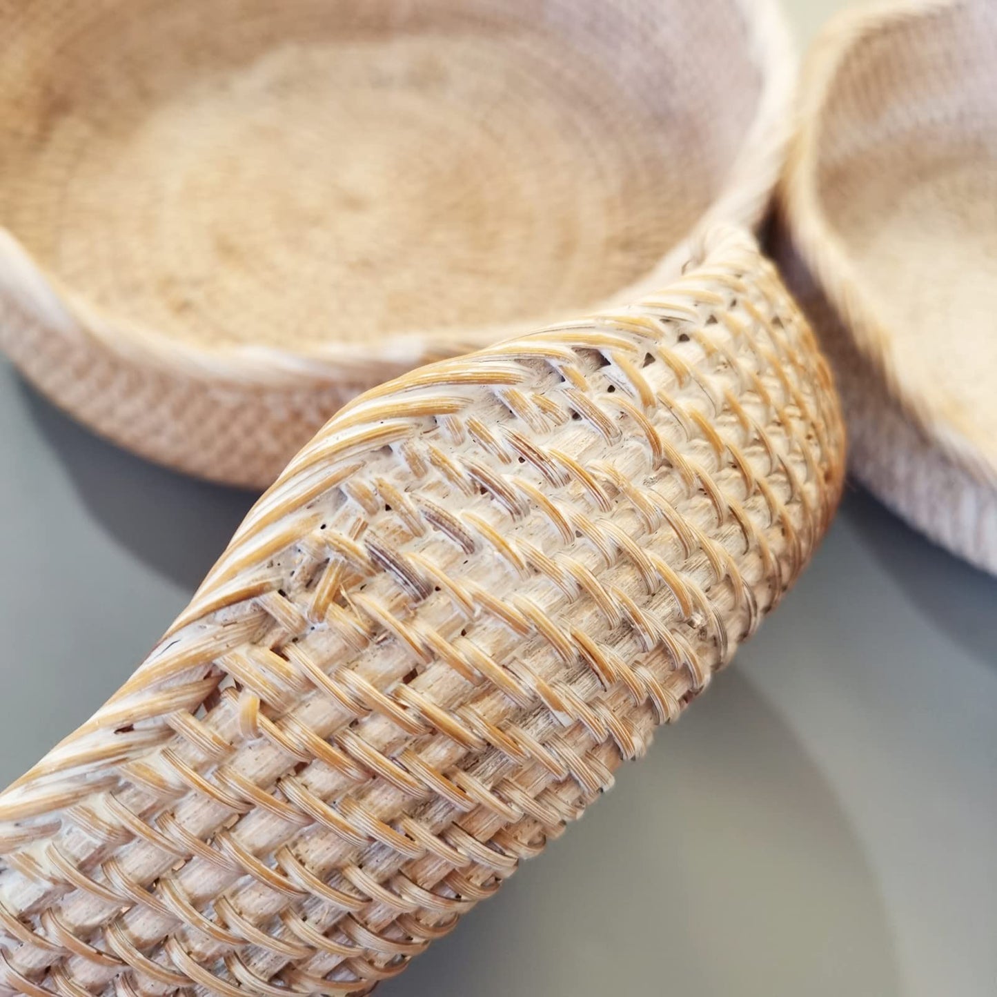 Handmade White Rattan Round Fruit Basket Food Storage Bowls Kitchen Organizer Snack Serving Bowl Wavy Edge Circle Tray Basket, Boho Home Décor Display Tray for Table, Dining Room,M