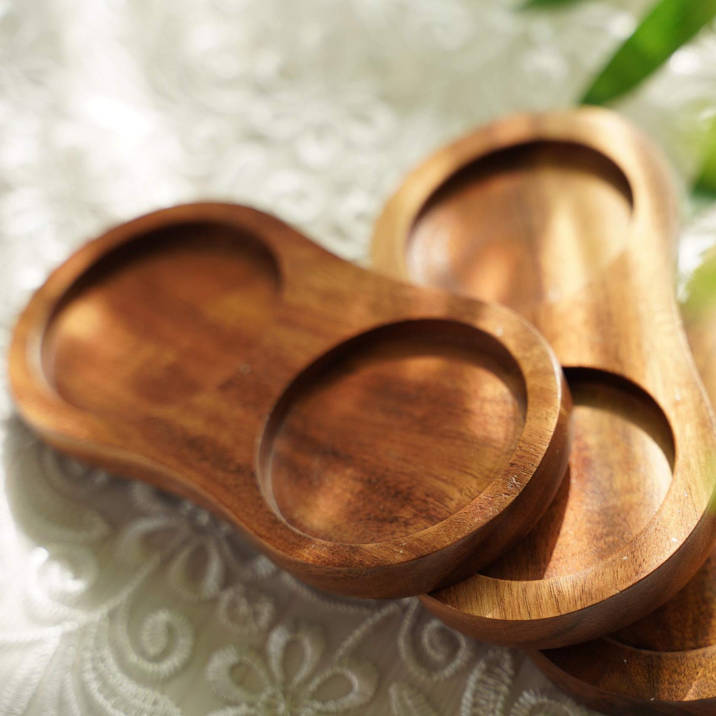 DeroTeno Salt and Pepper Mill Tray, Inner Dia 6 cm / 2.36 inch, Acacia Wood, Pepper Grinder Rest, Dining Table Protector (Pepper Mill and Salt Mill are not Included)