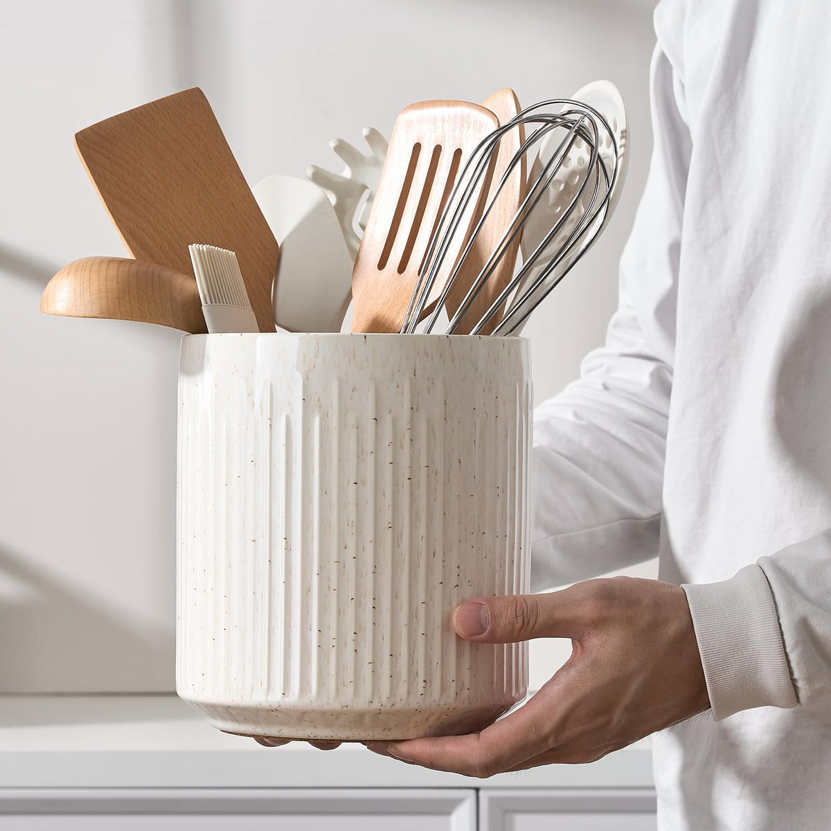 JIEMEI HOME Kitchen Utensil Holder, 7.2" Large Ceramic Stable Utensil Crock for Countertop, Utensil Organizer with Cork Mat, Removable Bamboo Divider for Easy, Kitchen Decor, Aged Ivory Speckle