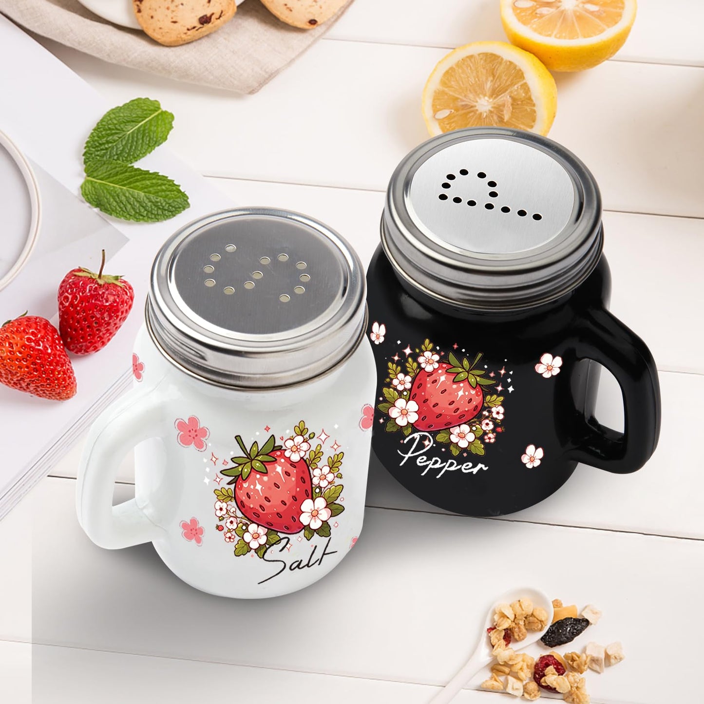 2 Salt And Pepper Shakers，Strawberry Cute Fun Salt And Pepper Shakers Set，Cute Salt Shakers For Kitchen Decor，Black And White Salt And Pepper Shakers With Stainless Steel Lids
