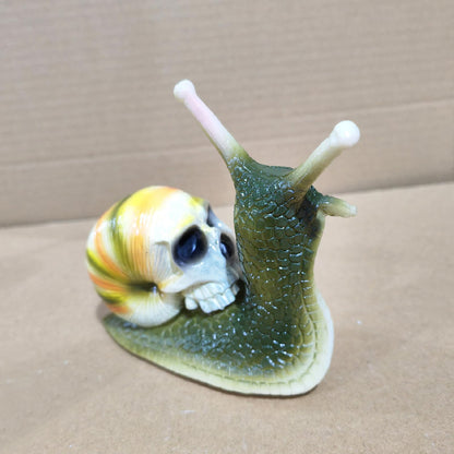 Funny Snail Garden Statues Halloween Skull Snail Decoration Resin Sculpture Decorations Novelty Gift for Desk Indoor Outdoor Yard