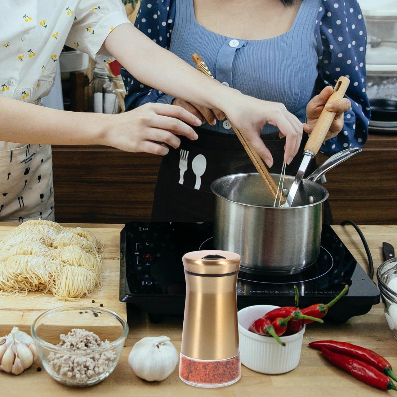 HOLIDYOYO Stainless Steel Seasoning Bottle Set 2Pcs 4.52In Glass Spice Shakers Salt and Pepper Jars for Home Kitchen Table Condiment Holder